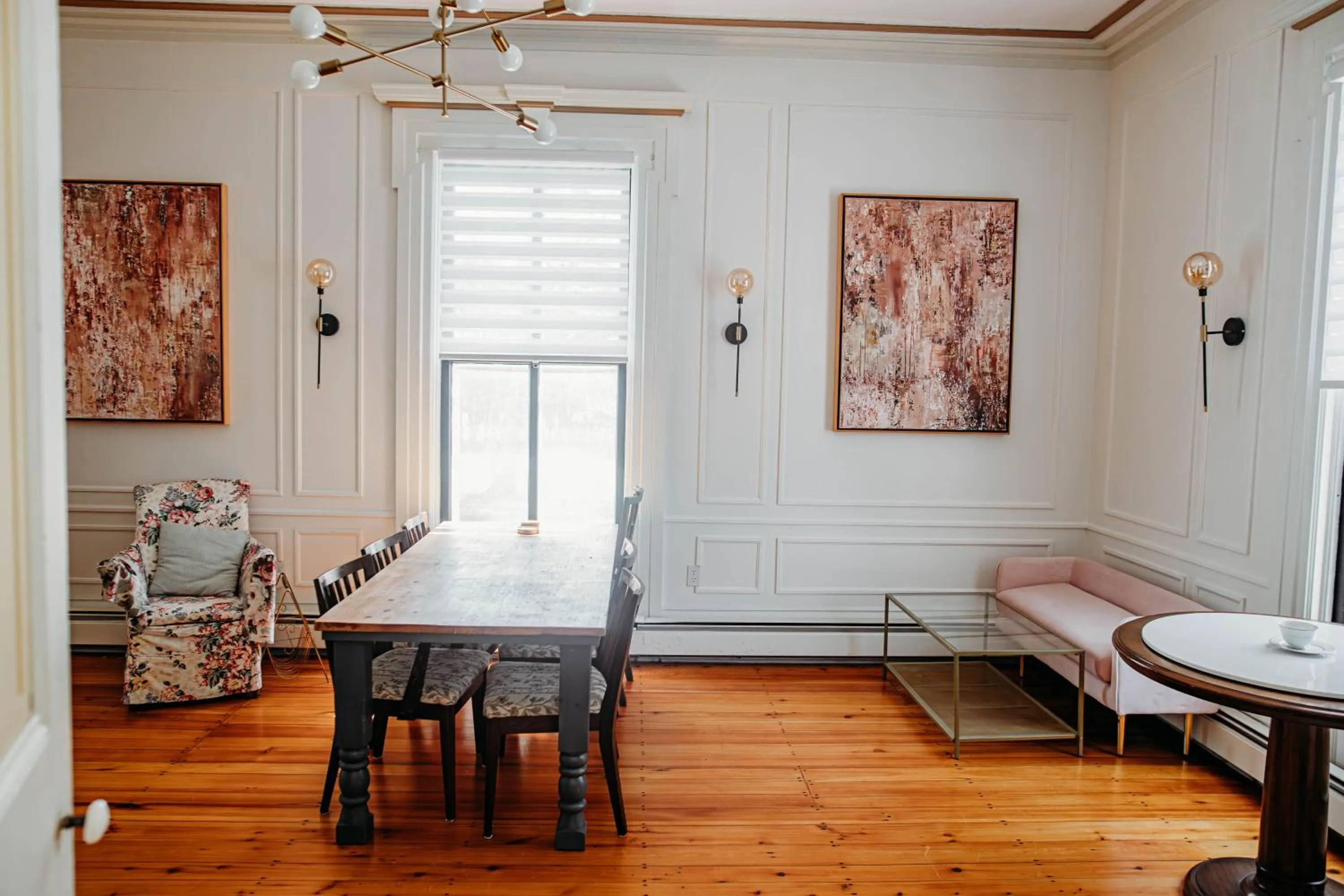 Bed in The Montague Rose Inn & Cafe