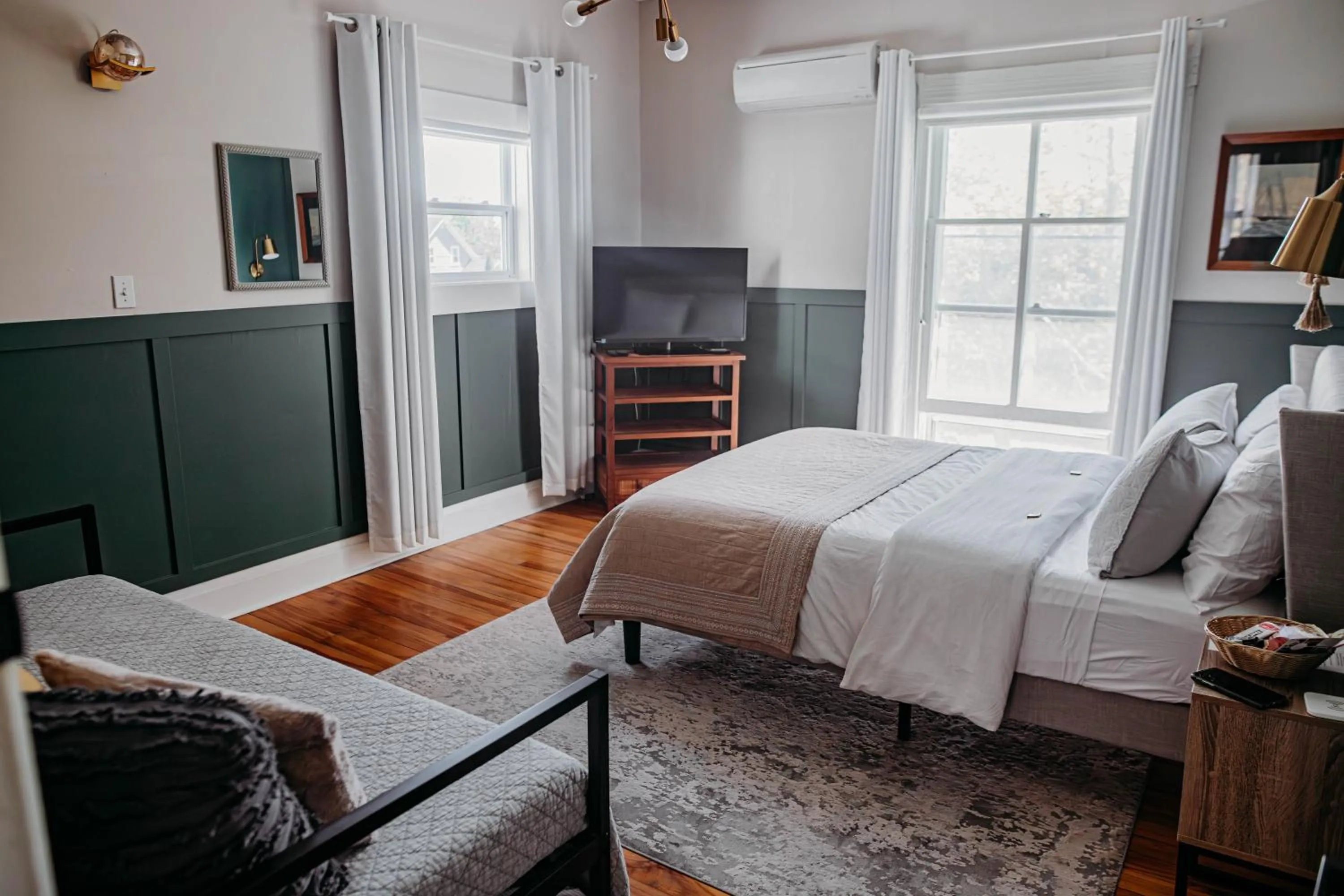 Bed in The Montague Rose Inn & Cafe