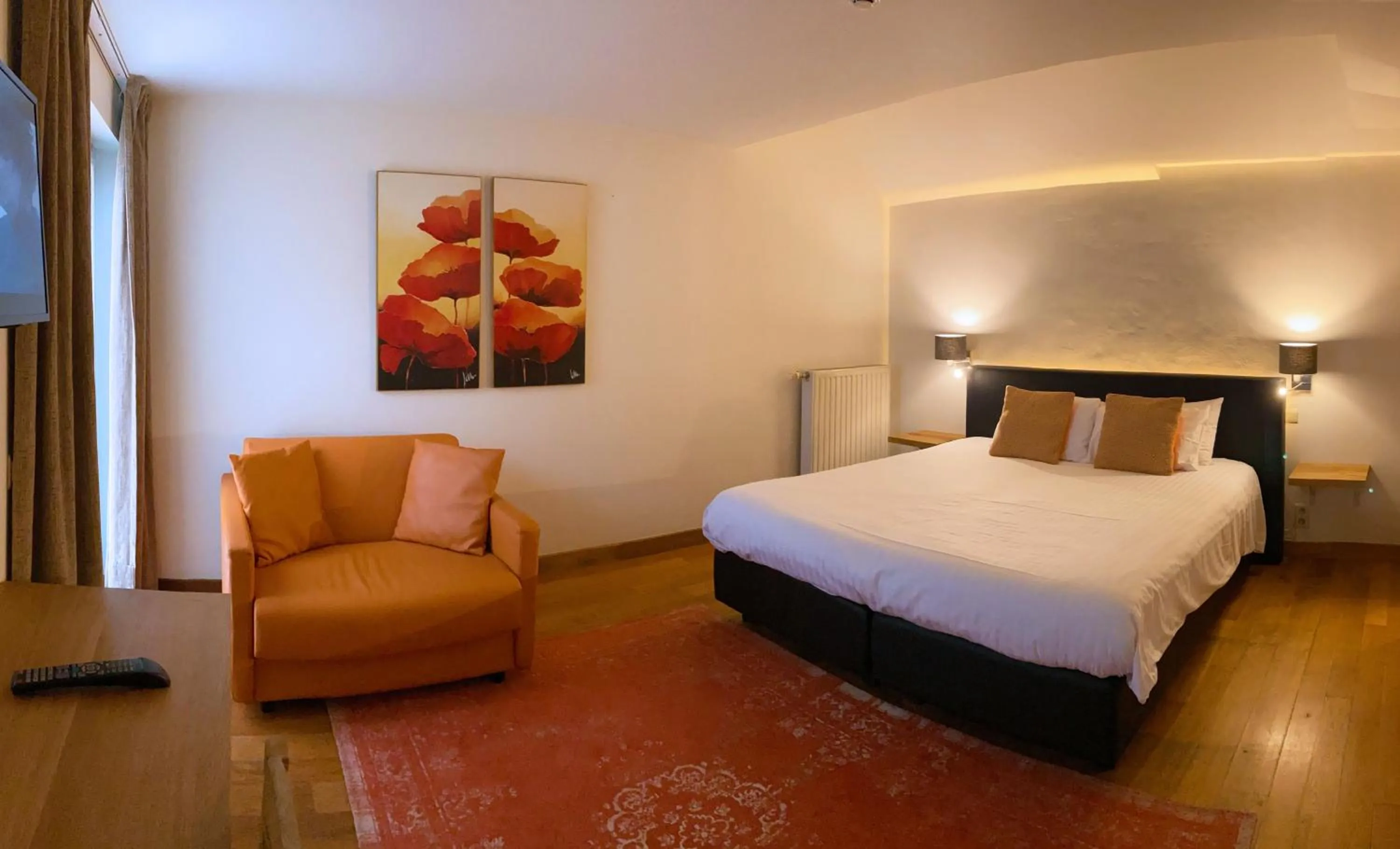 Photo of the whole room, Bed in Hotel Côté Cour