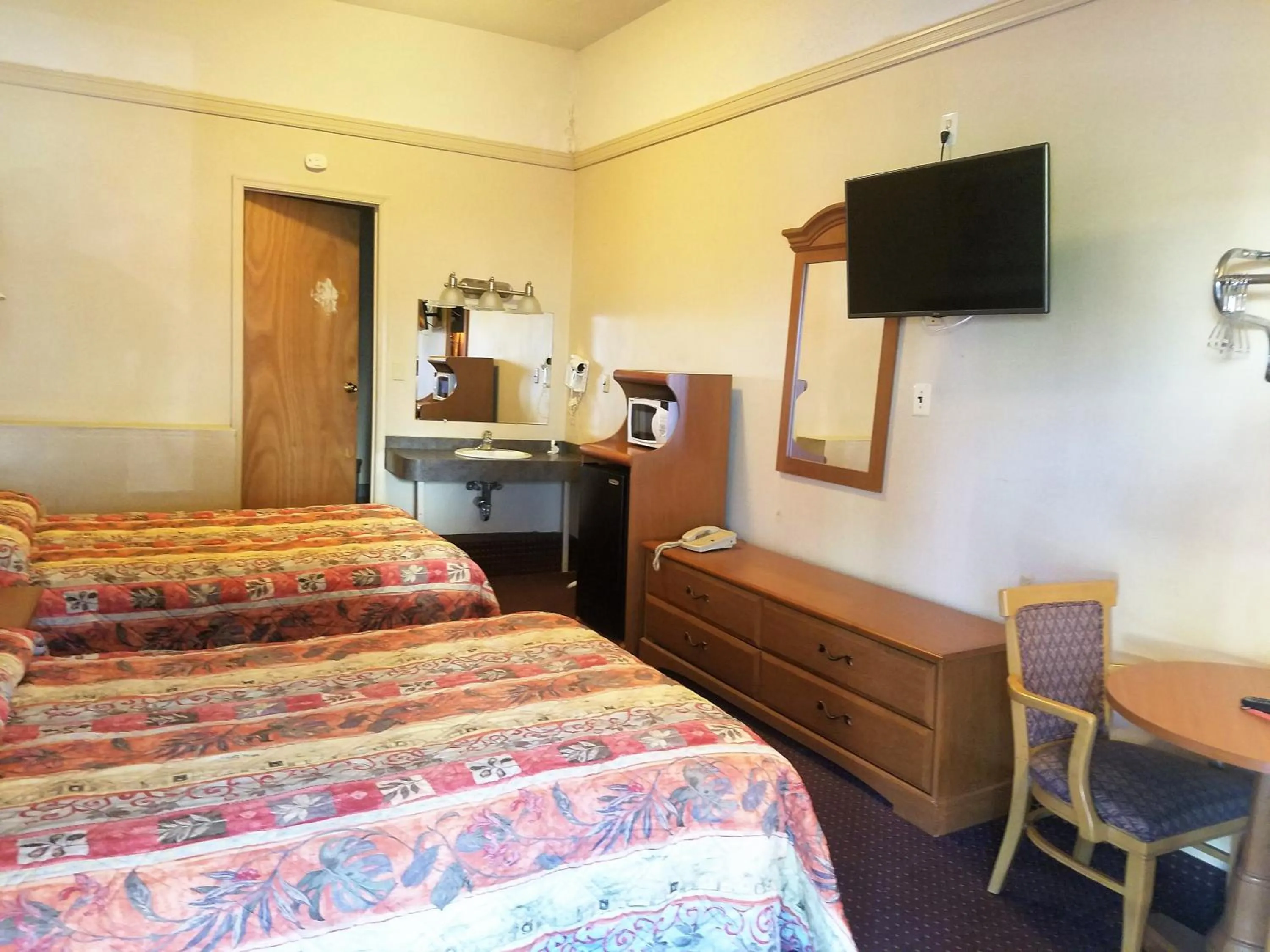 Bed in Travelers Lodge