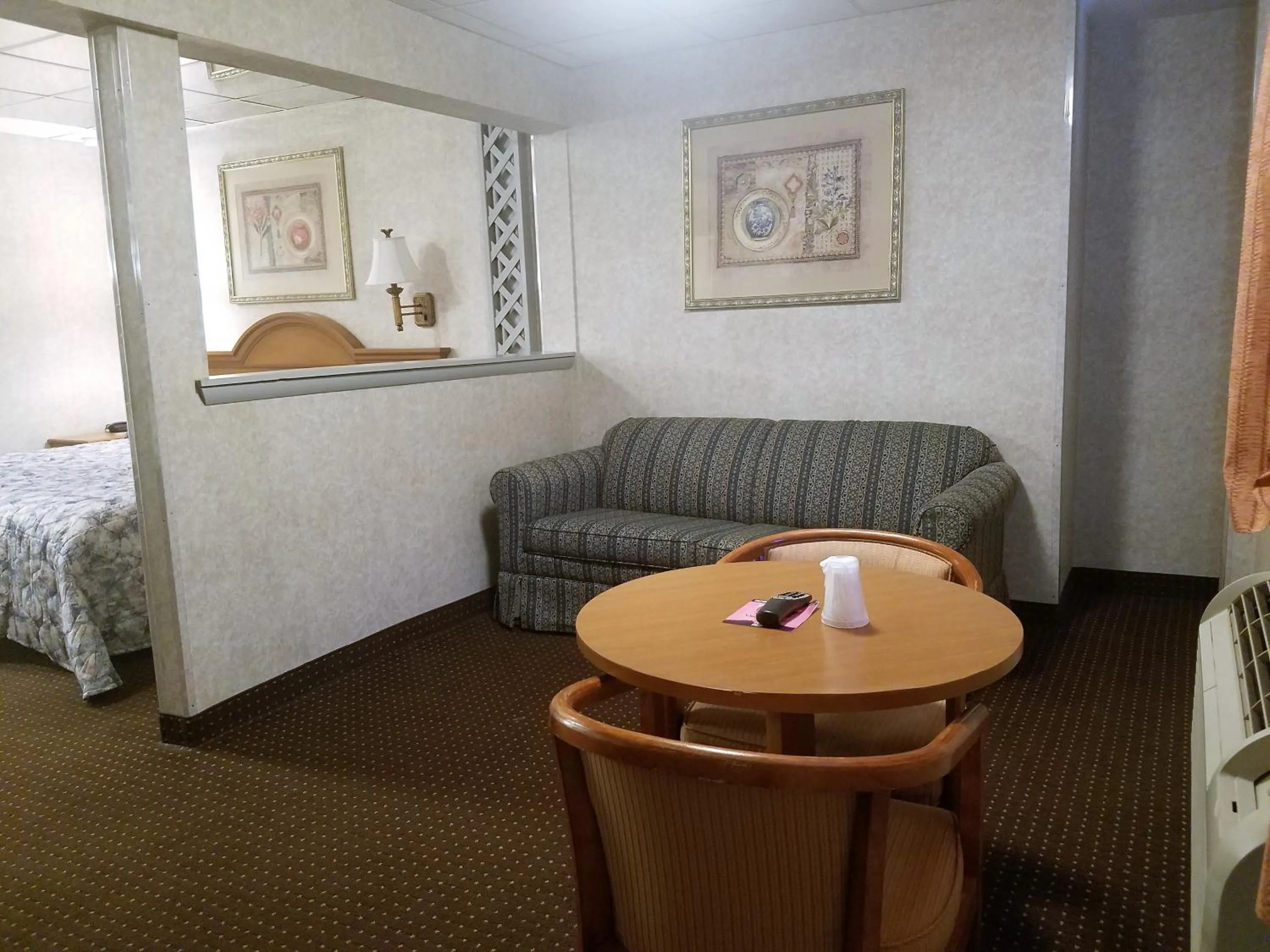 Bed in Travelers Lodge