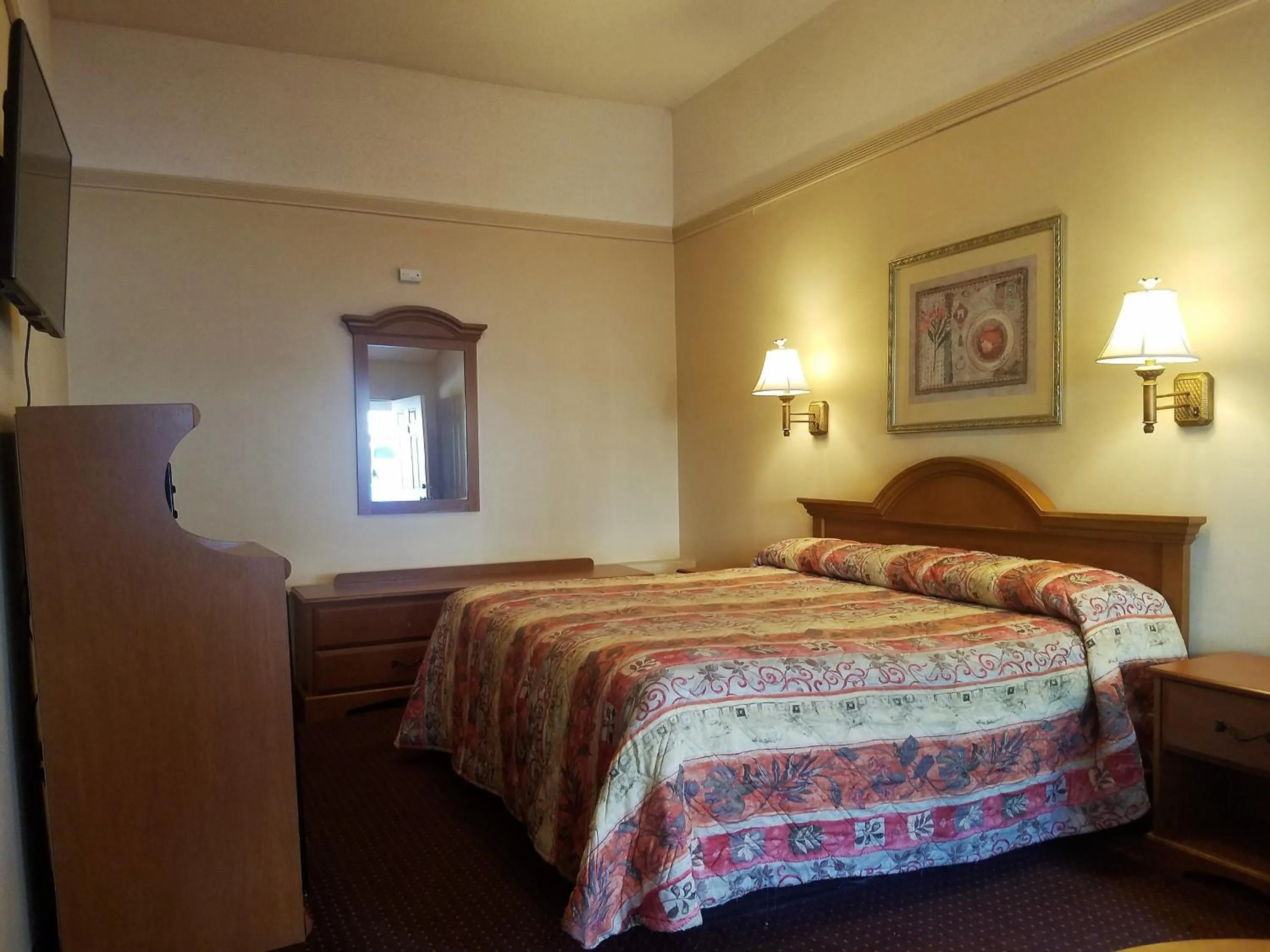 Bed in Travelers Lodge