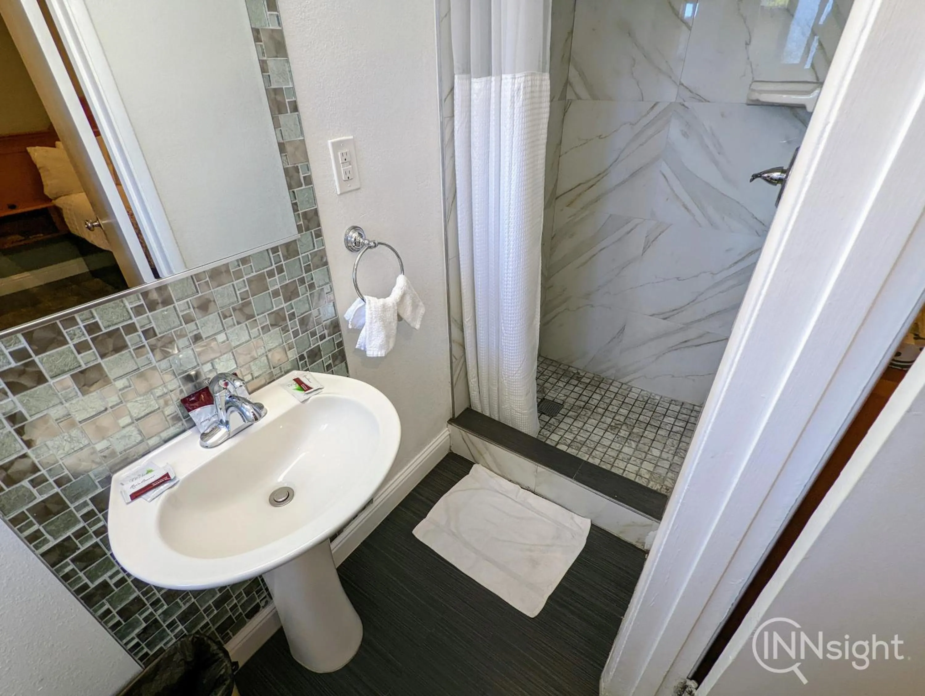 Bathroom in Deluxe Inn