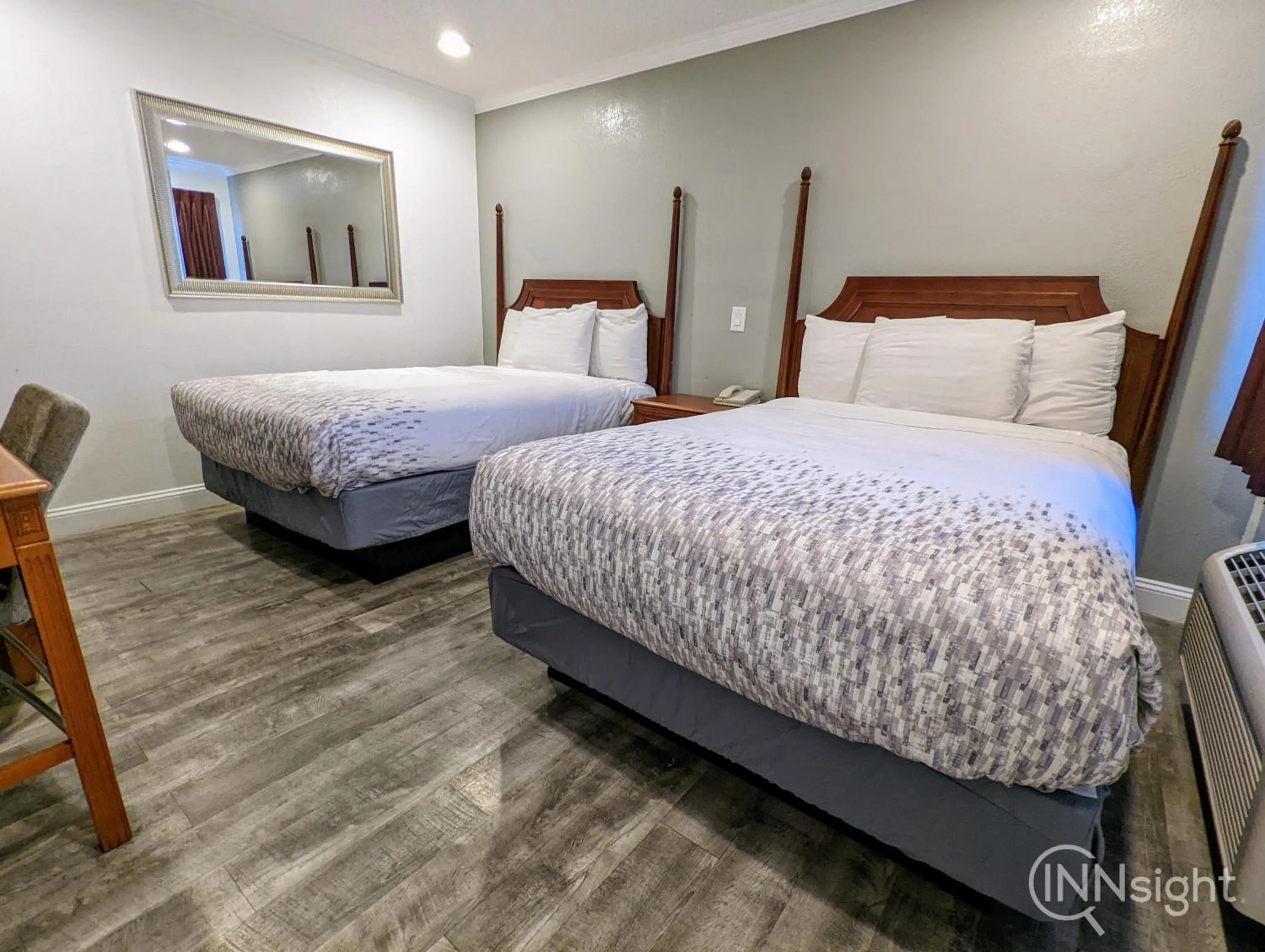 Photo of the whole room, Bed in Deluxe Inn