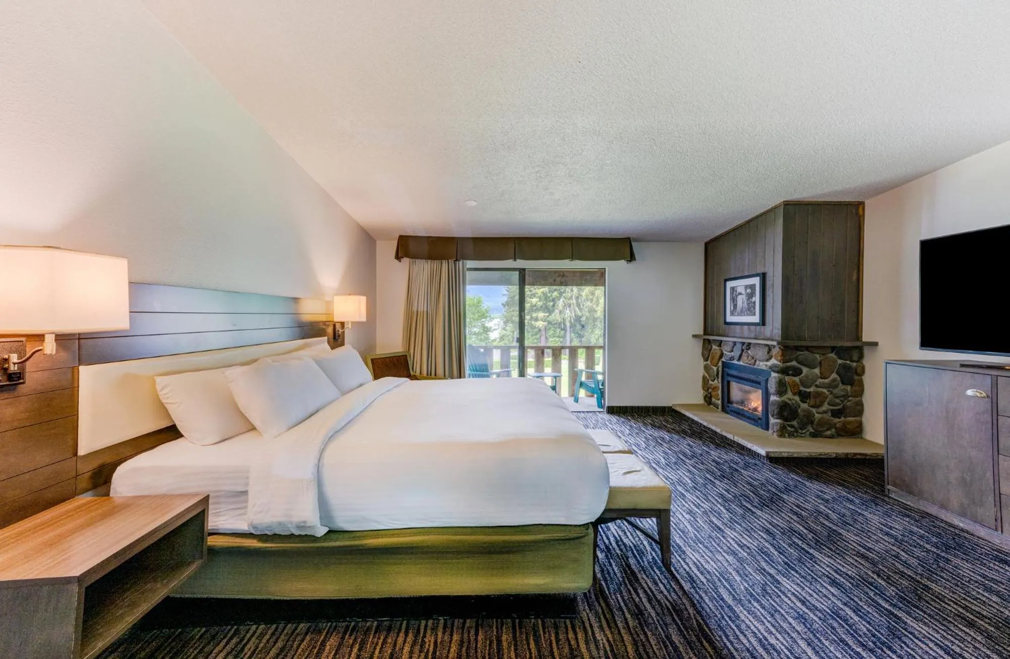 Bed in Lake Quinault Lodge