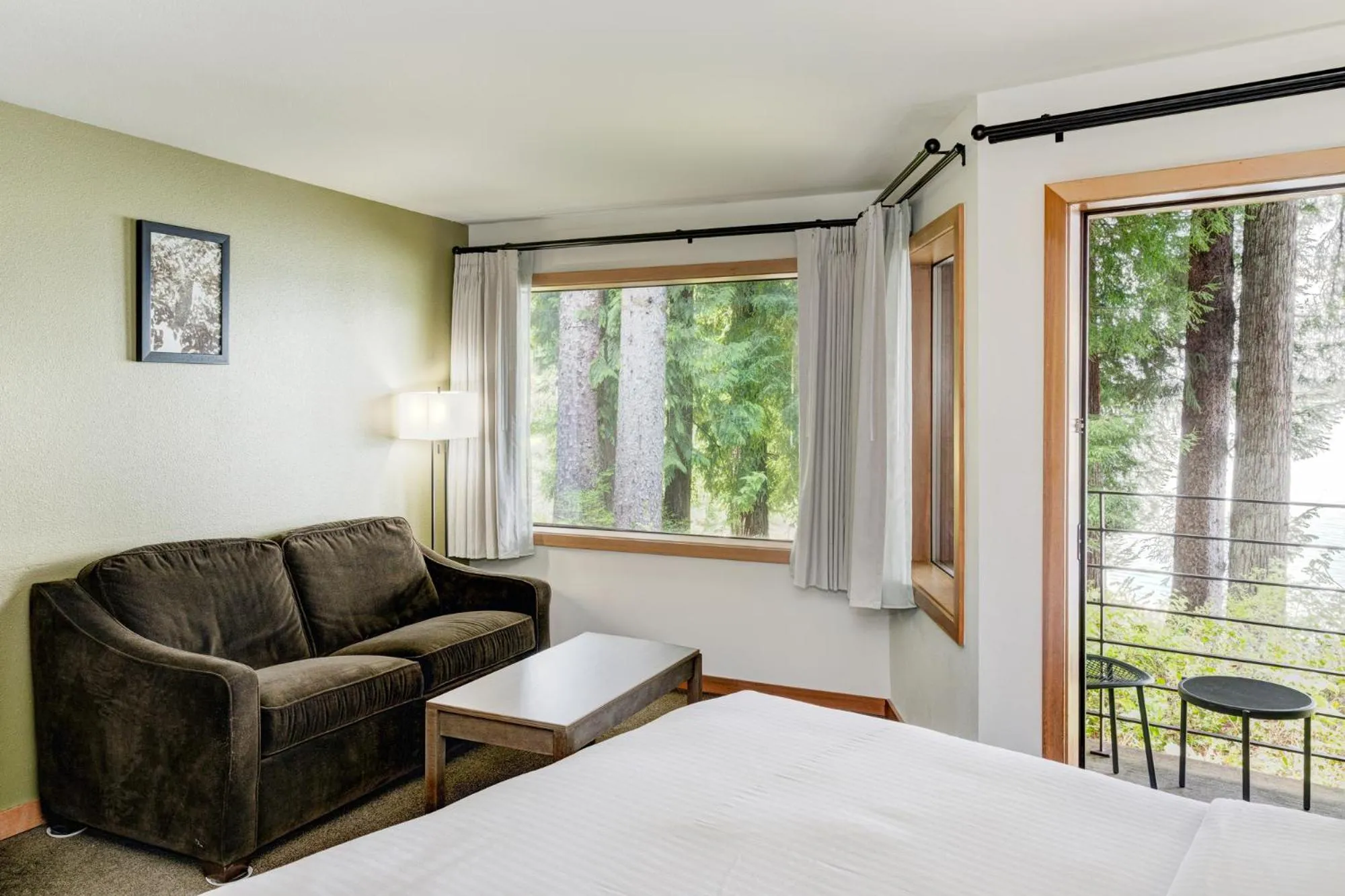 Seating area, Bed in Lake Quinault Lodge