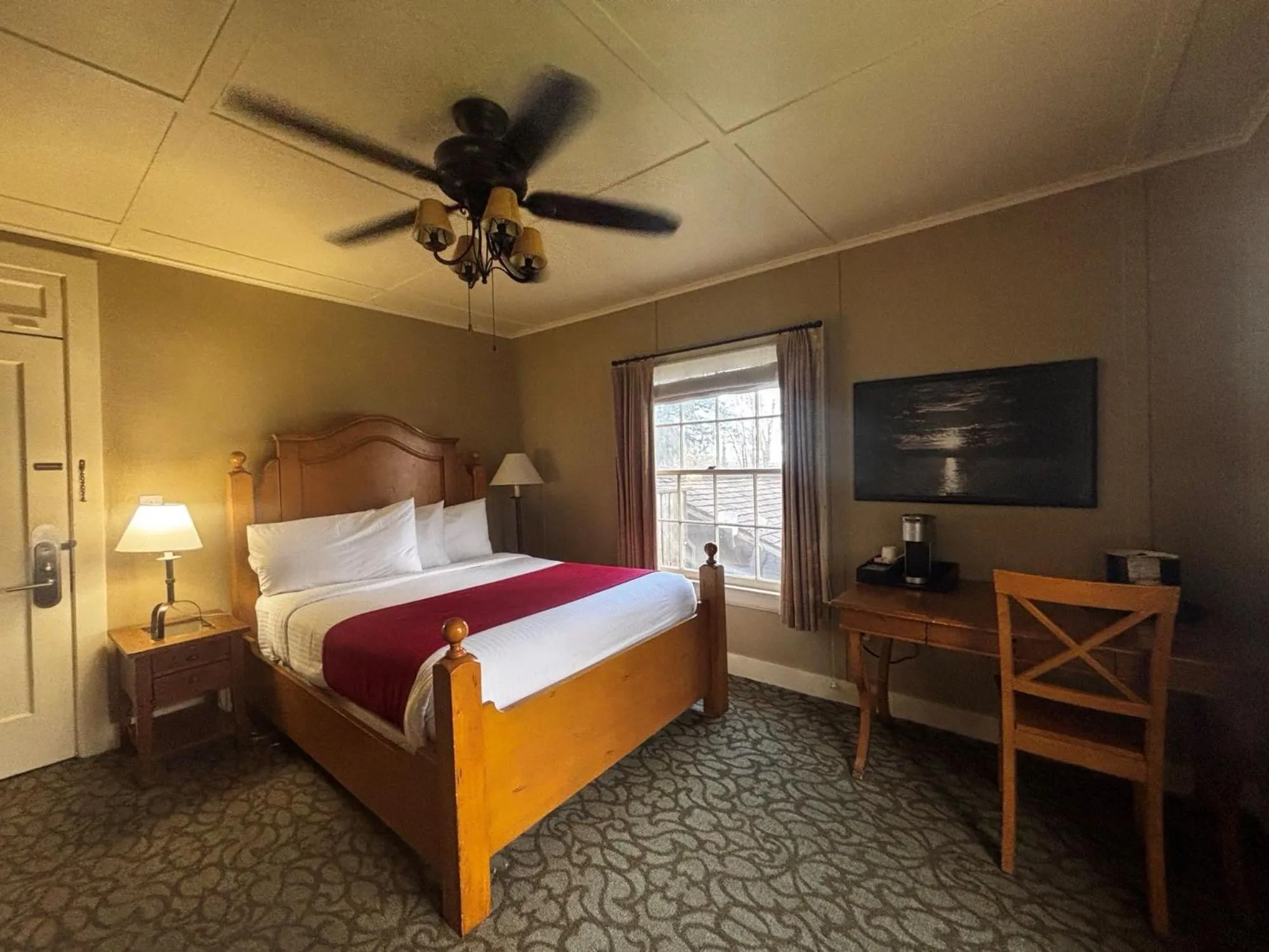 Bedroom, Bed in Lake Quinault Lodge