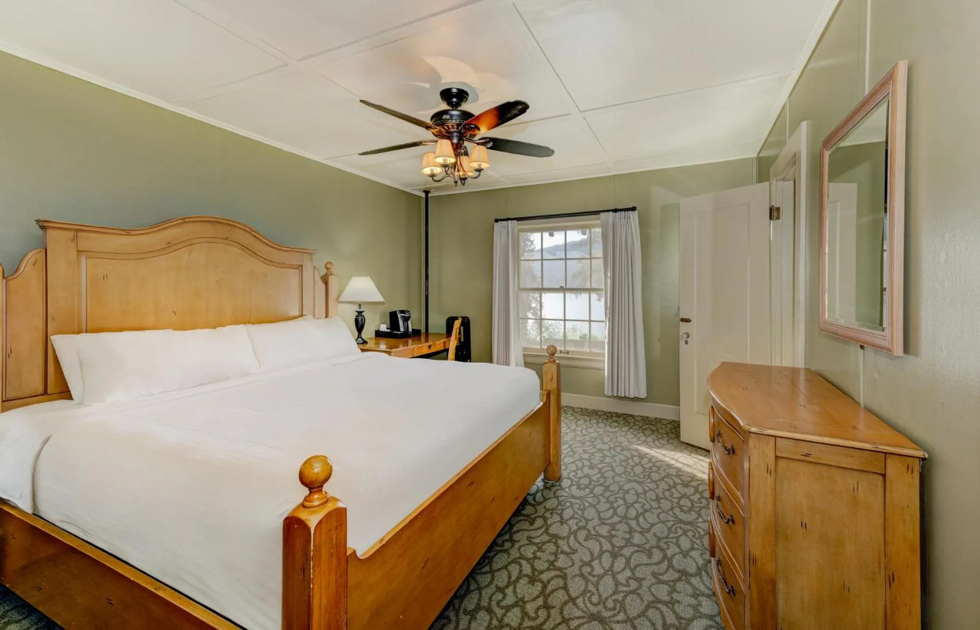 Bed in Lake Quinault Lodge