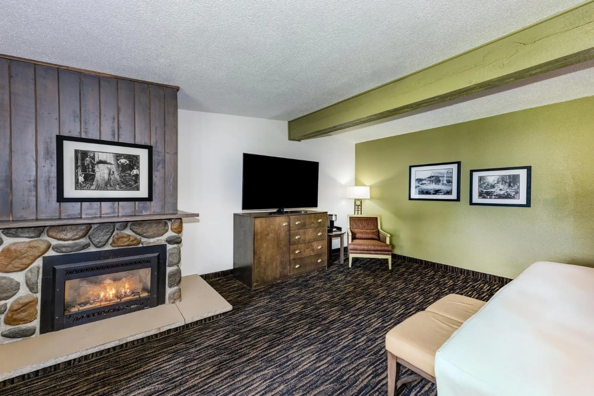 TV and multimedia, Bed in Lake Quinault Lodge