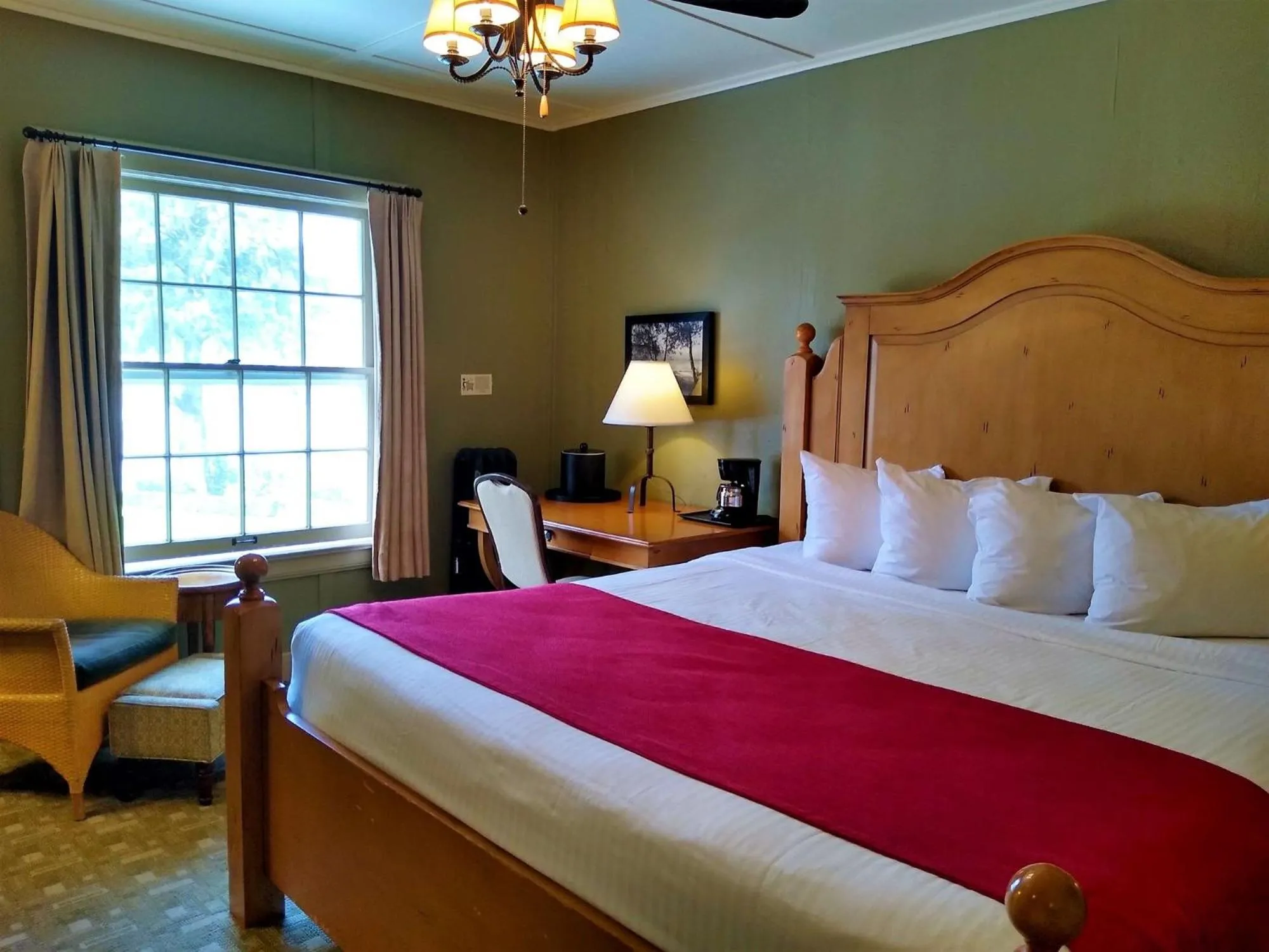 Bedroom, Bed in Lake Quinault Lodge