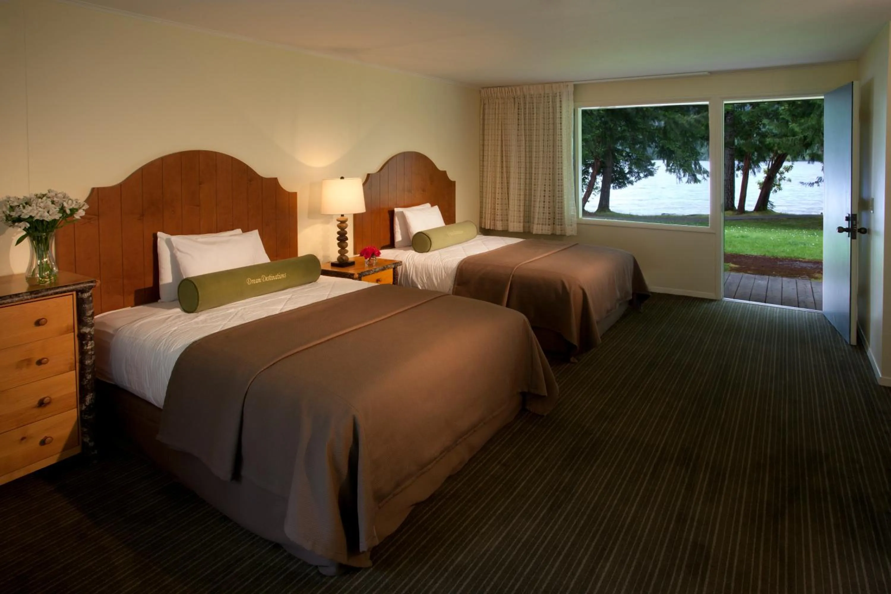 Photo of the whole room, Bed in Lake Crescent Lodge