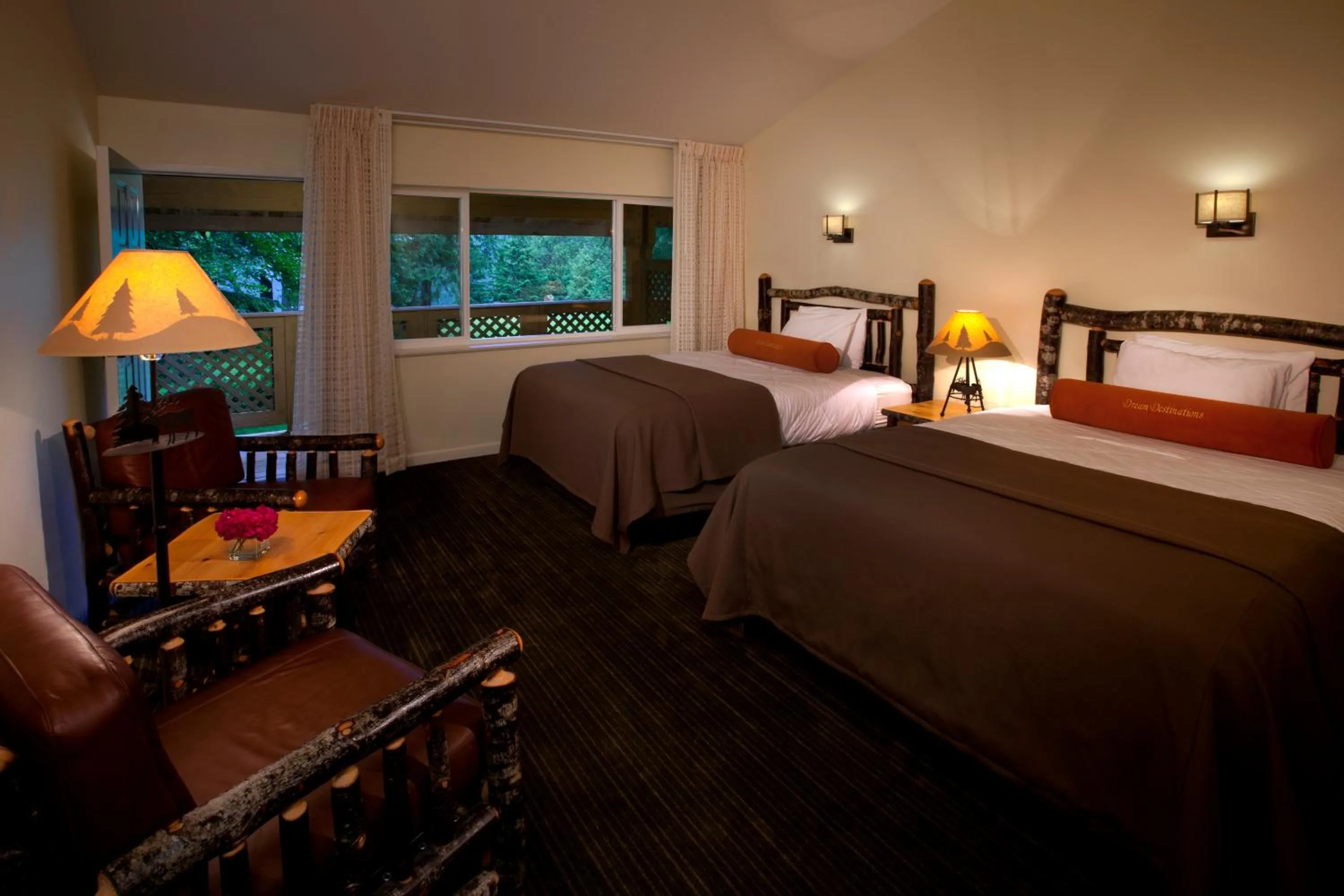 Photo of the whole room, Bed in Lake Crescent Lodge