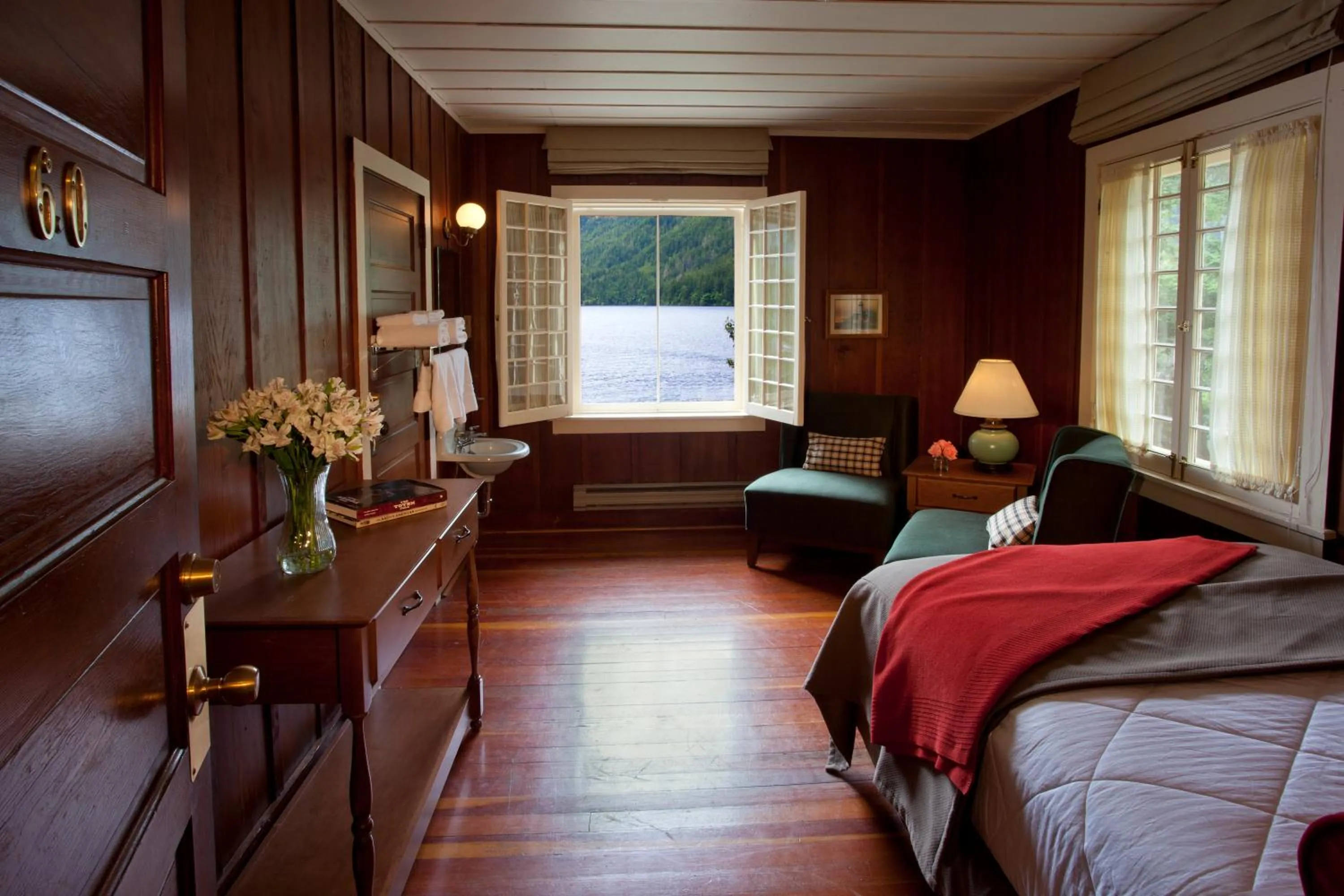 Photo of the whole room, Bed in Lake Crescent Lodge