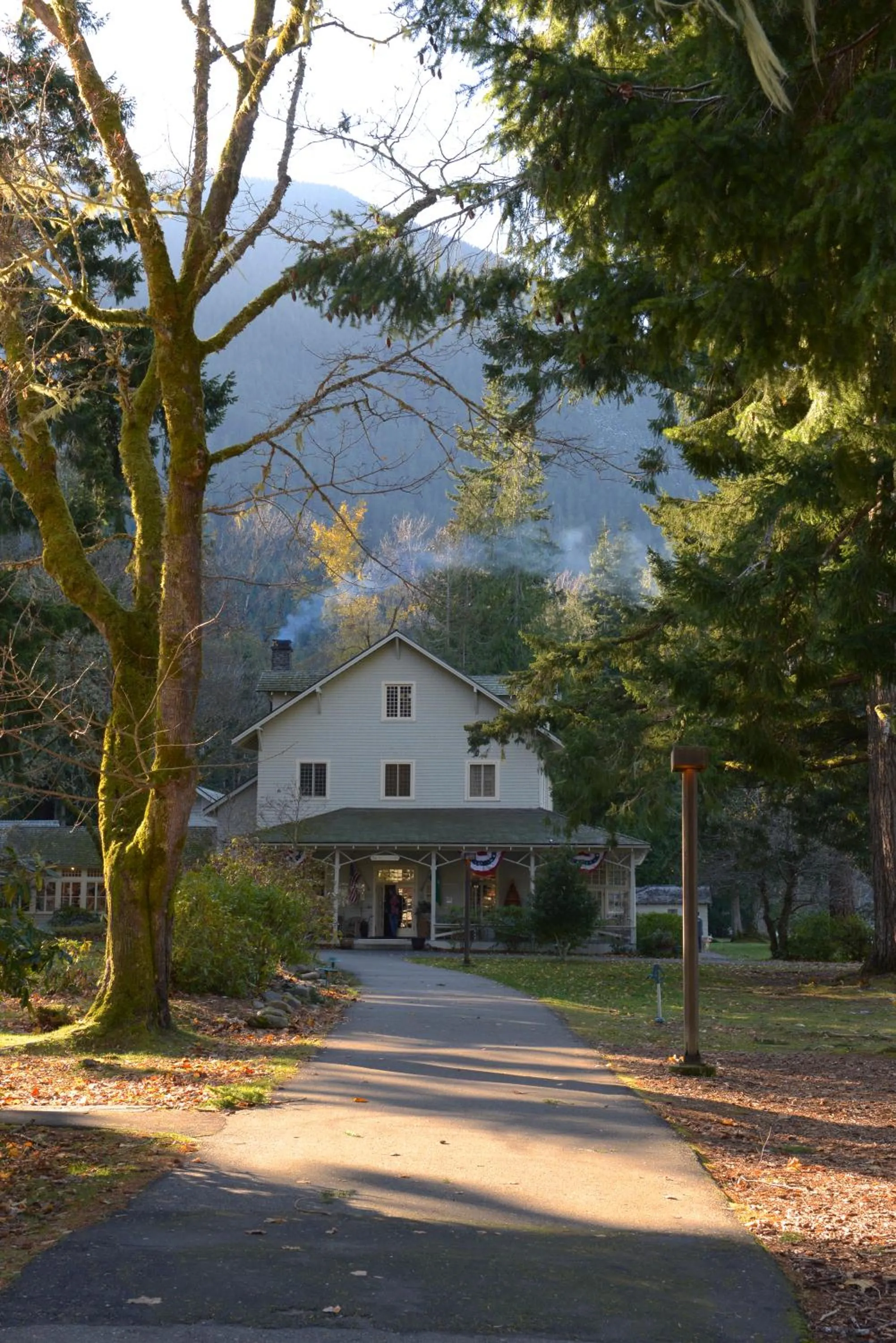 Facade/entrance in Lake Crescent Lodge