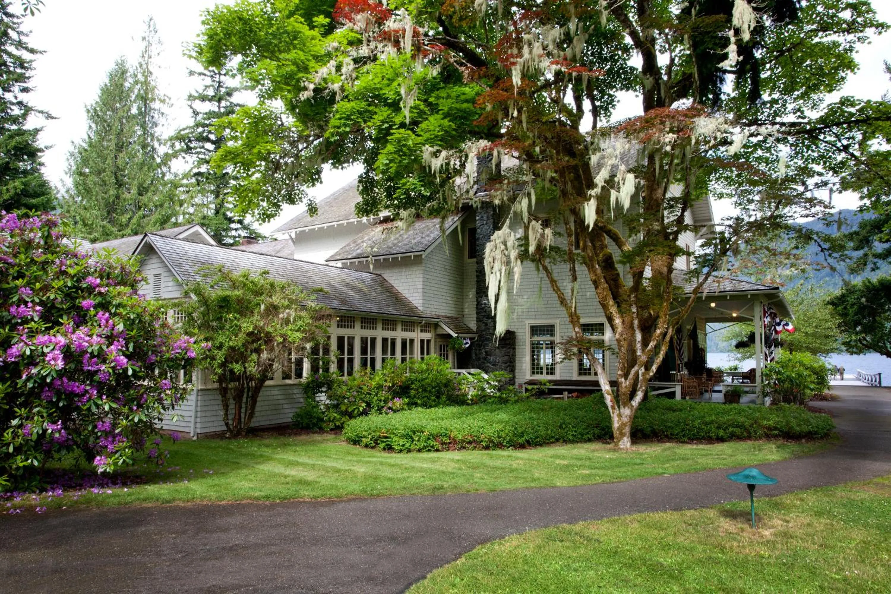 Facade/entrance in Lake Crescent Lodge