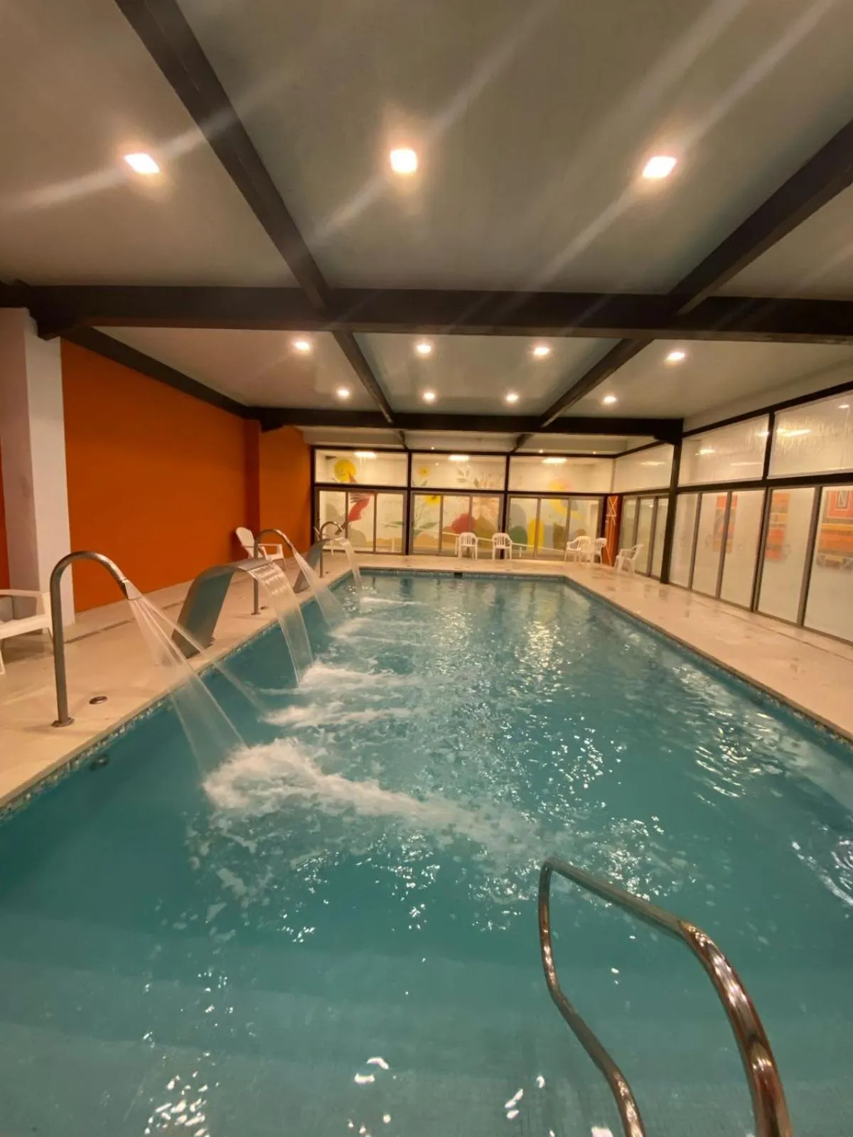 Swimming pool in Howard Johnson Plaza Villa Carlos Paz