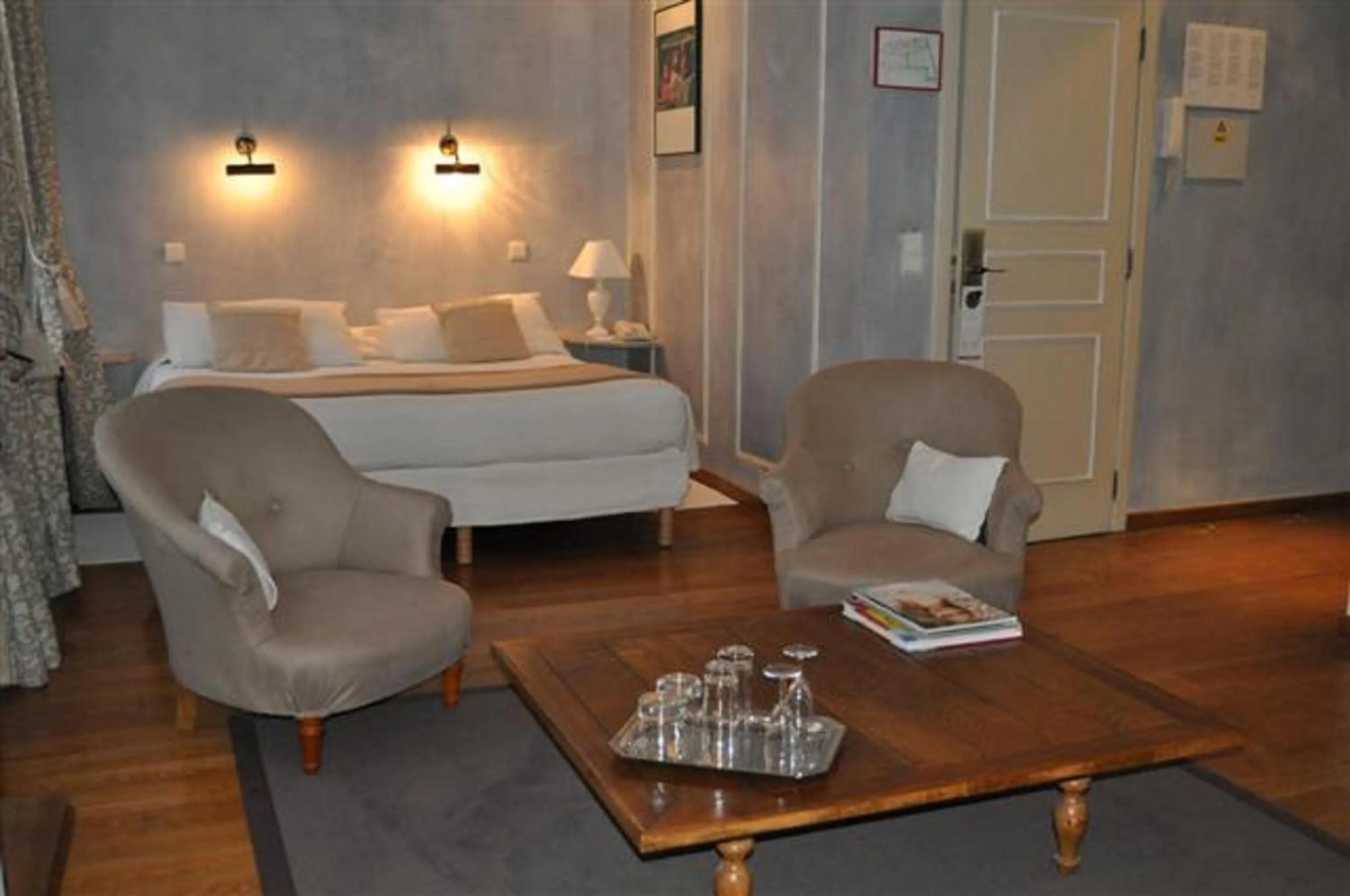 Bed in Hotel le Dixseptieme