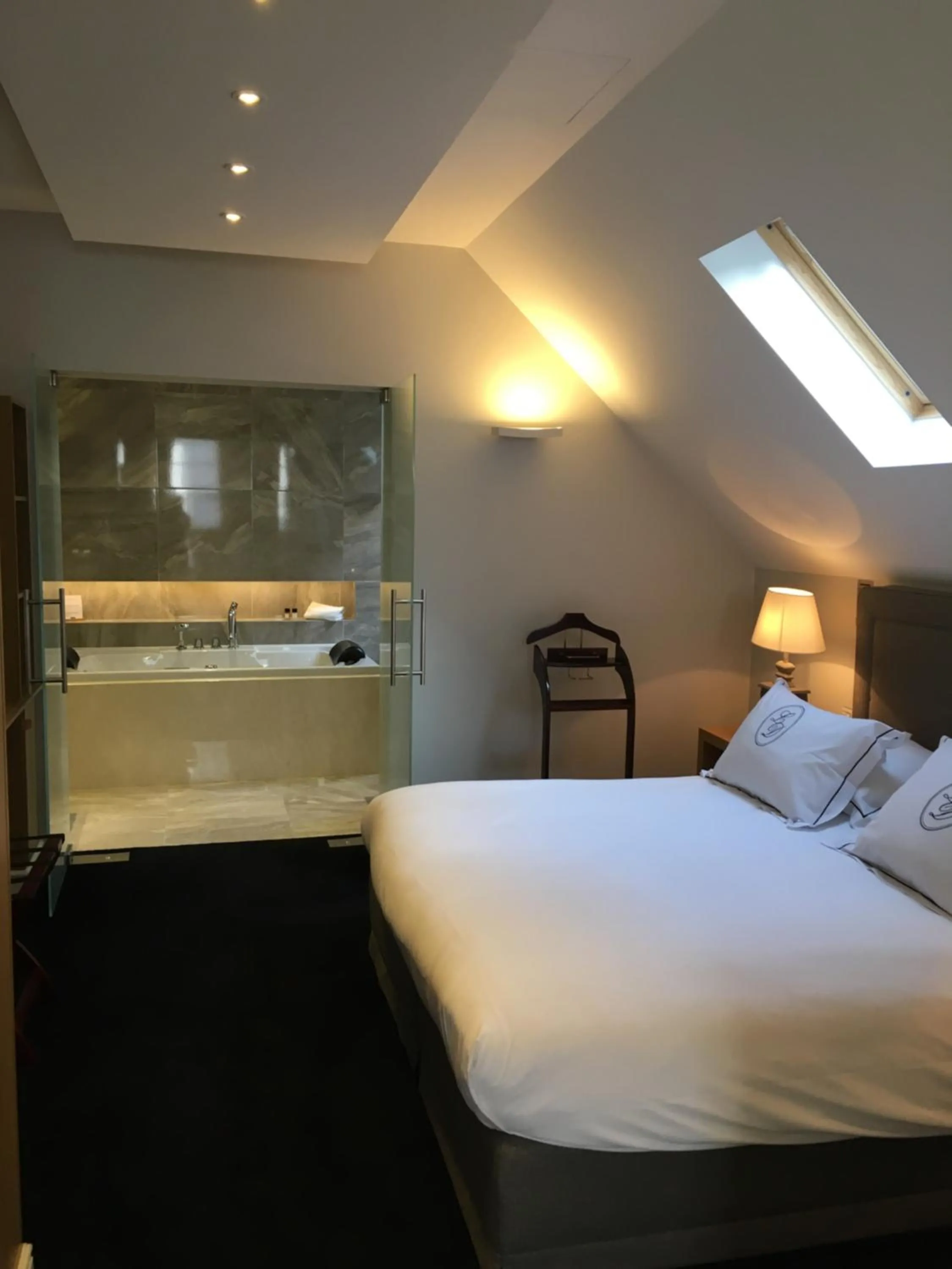 Bed in Hotel le Dixseptieme