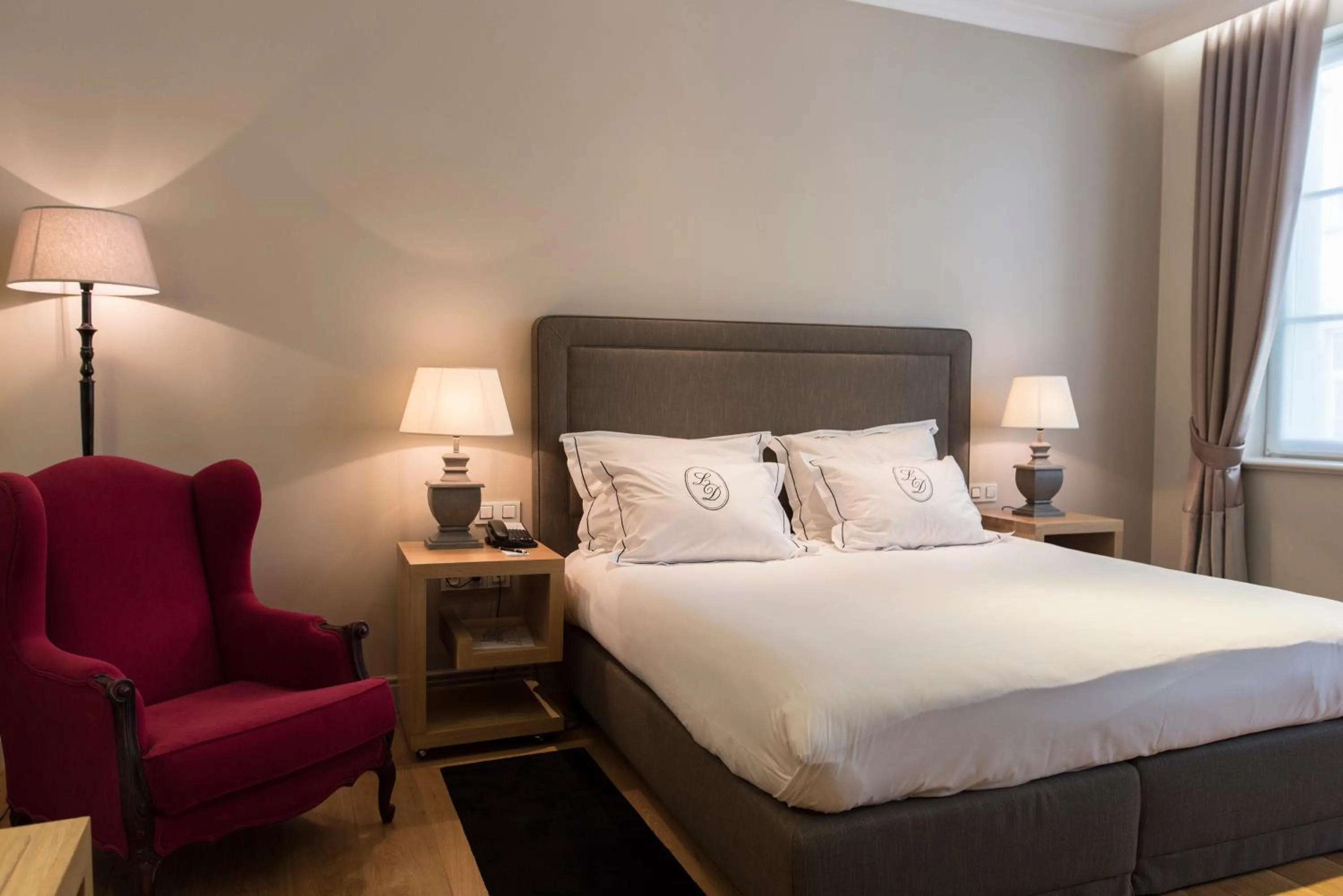 Seating area, Bed in Hotel le Dixseptieme