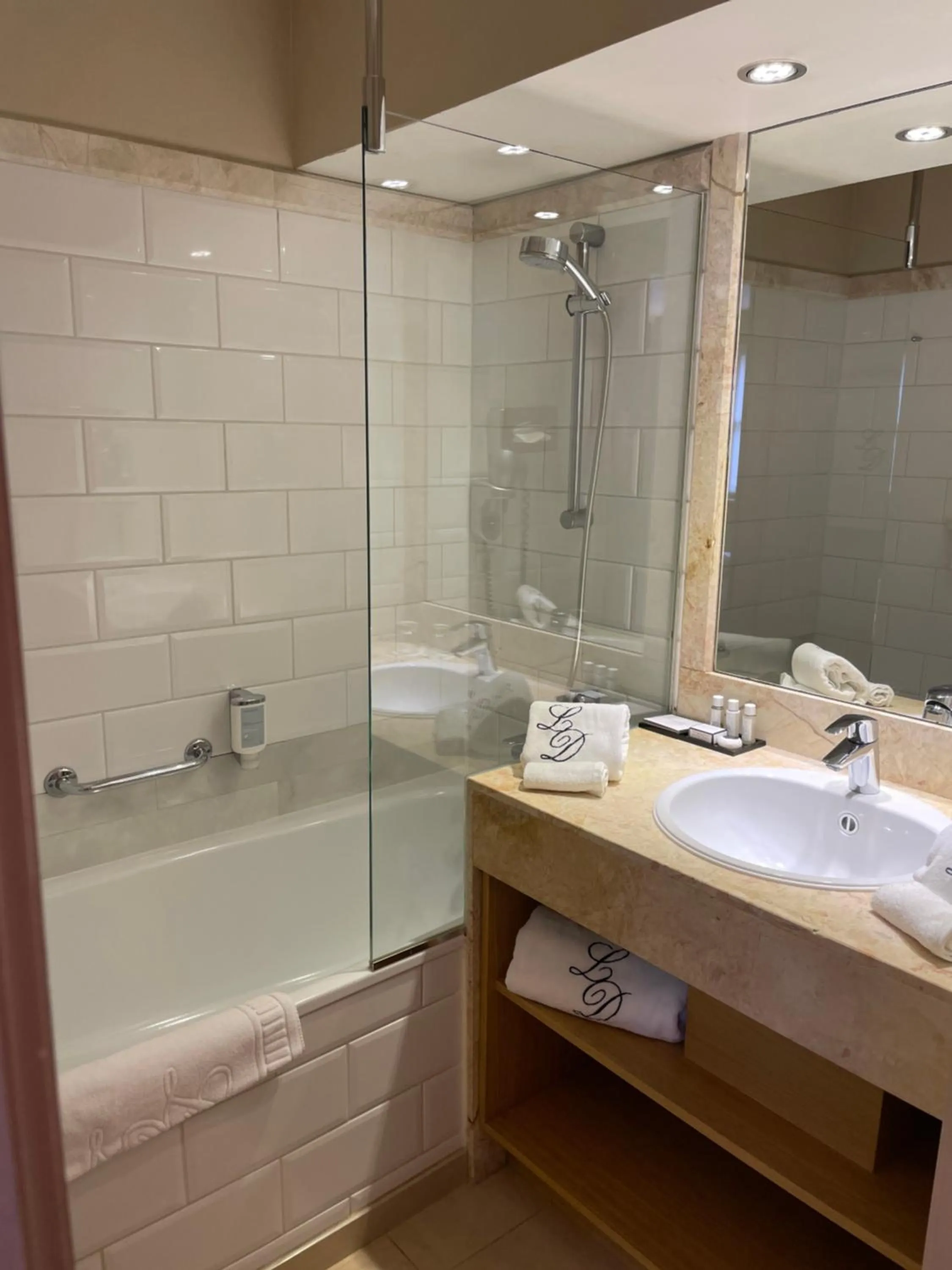 Bathroom in Hotel le Dixseptieme