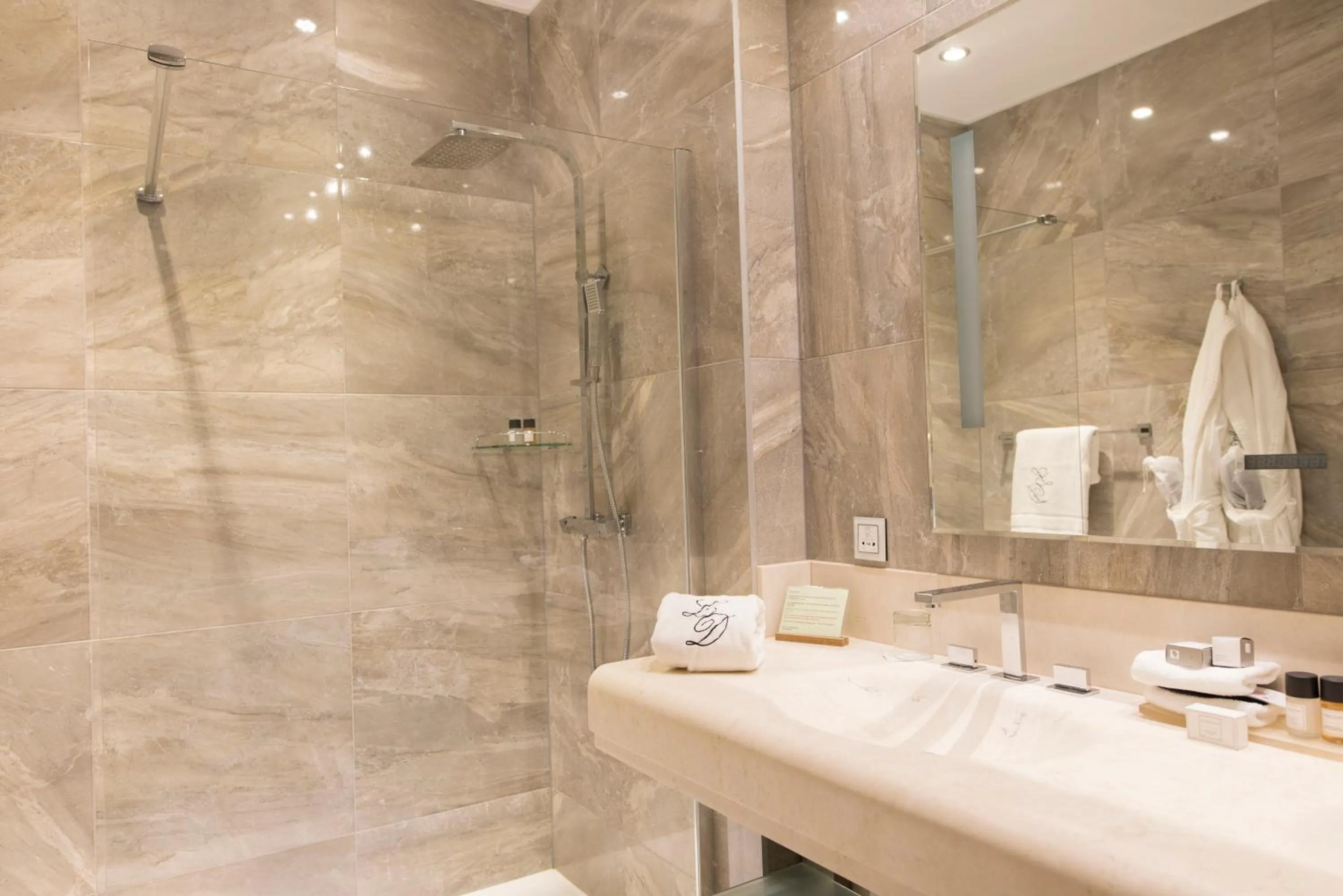 Bathroom in Hotel le Dixseptieme