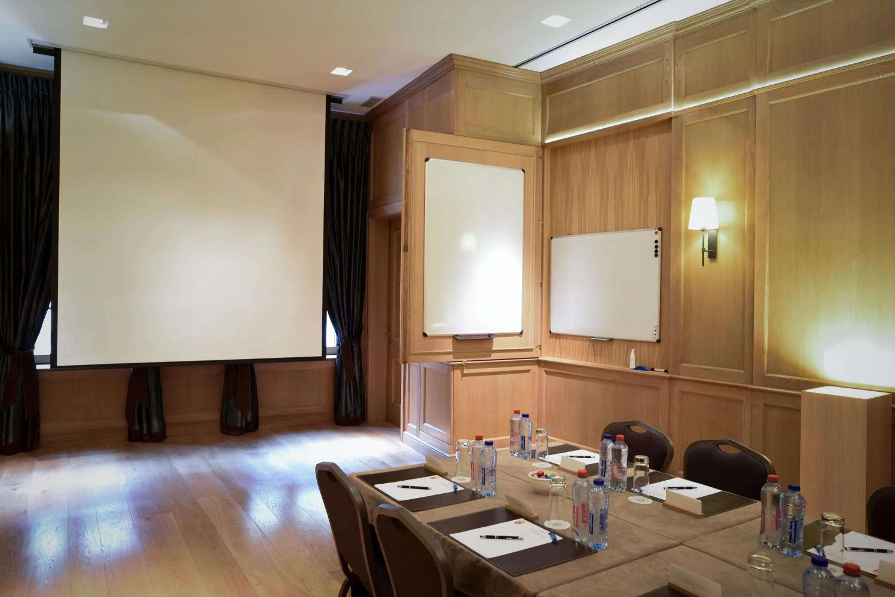 Meeting/conference room in Hotel le Dixseptieme