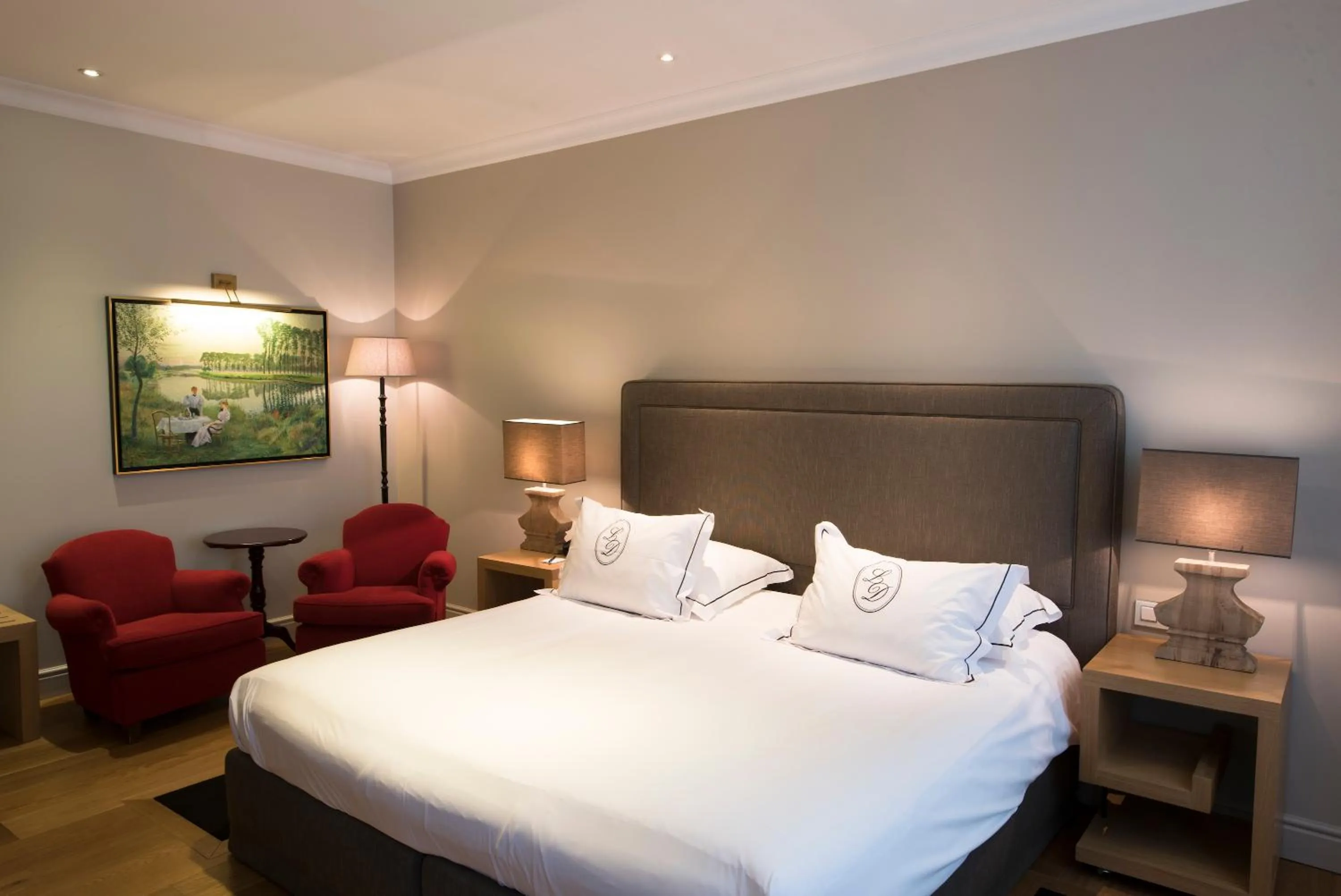 Bed in Hotel le Dixseptieme