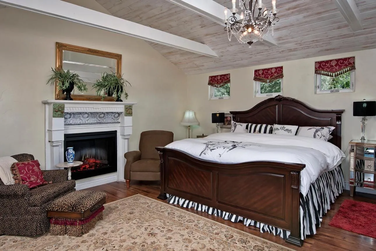 Bedroom, Bed in Cozy Rose Inn