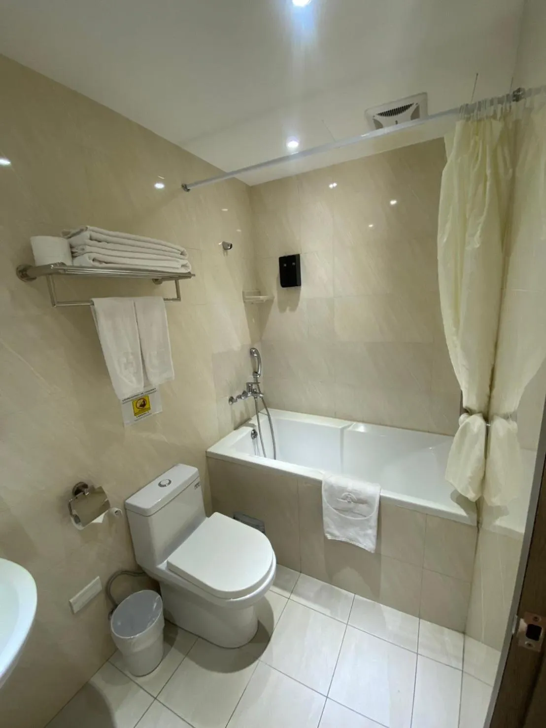 Toilet in The Koos Hotel Dahu