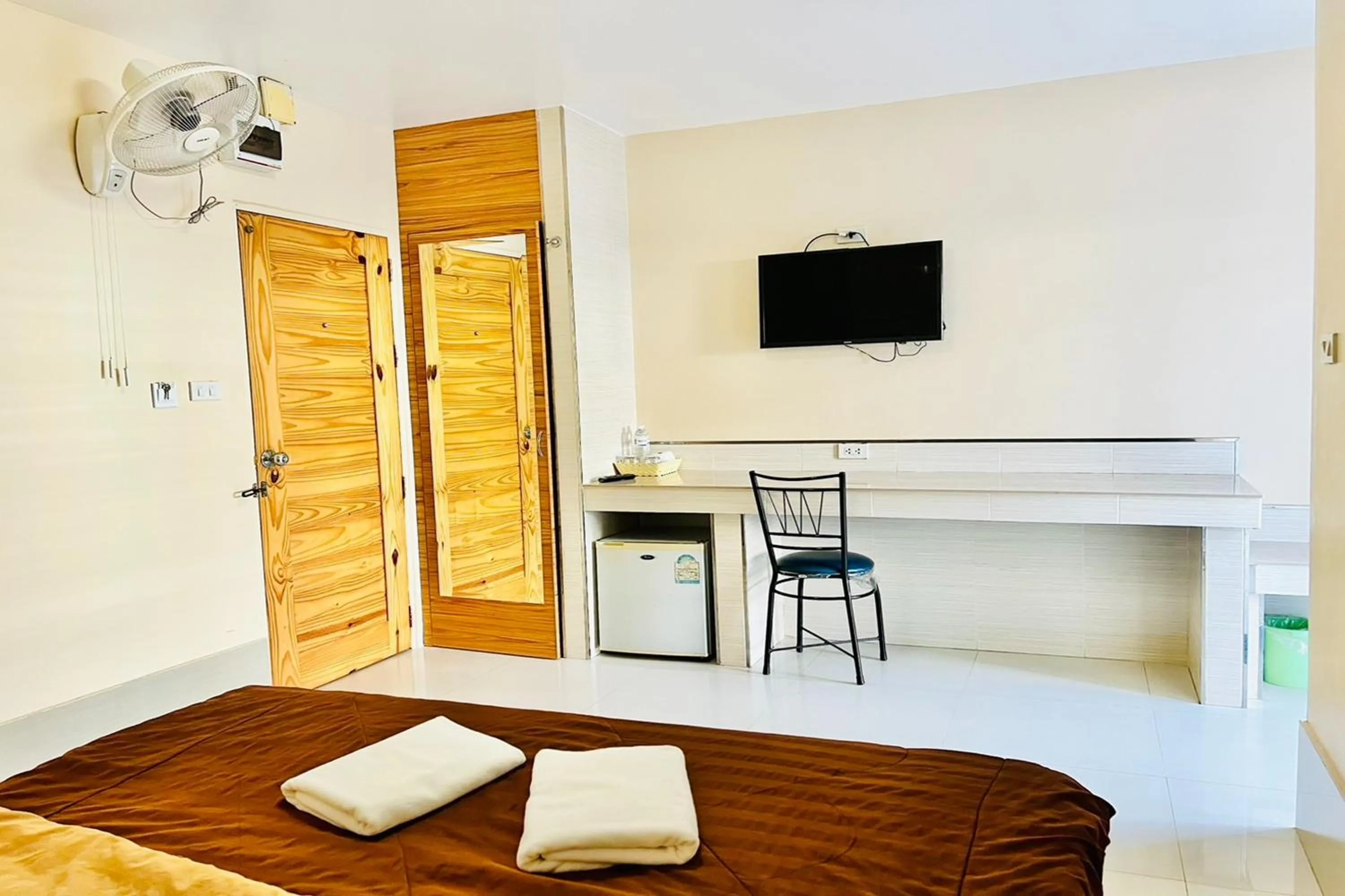 TV and multimedia, Bed in Veerakit Grand Hotel