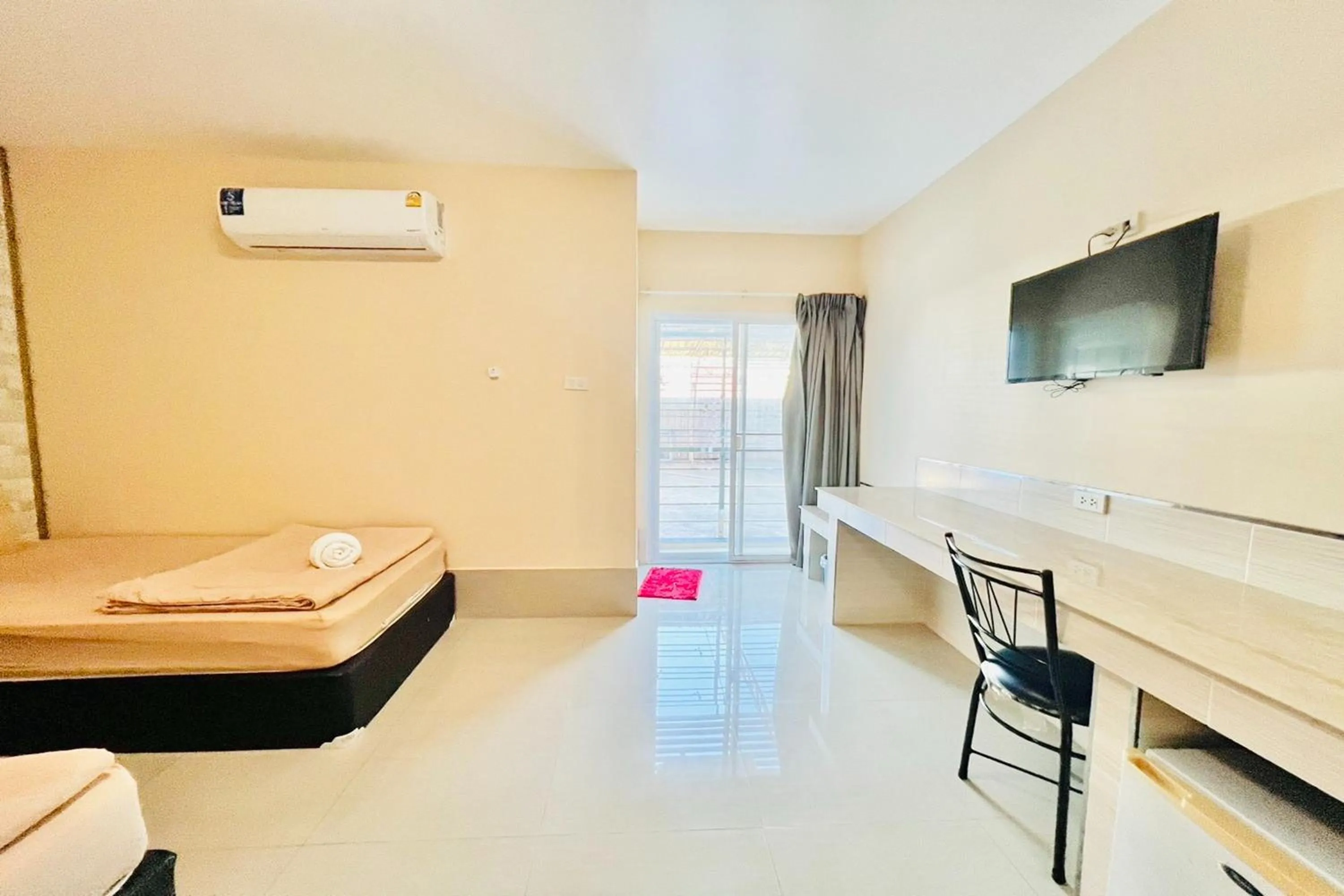 TV and multimedia, Bed in Veerakit Grand Hotel