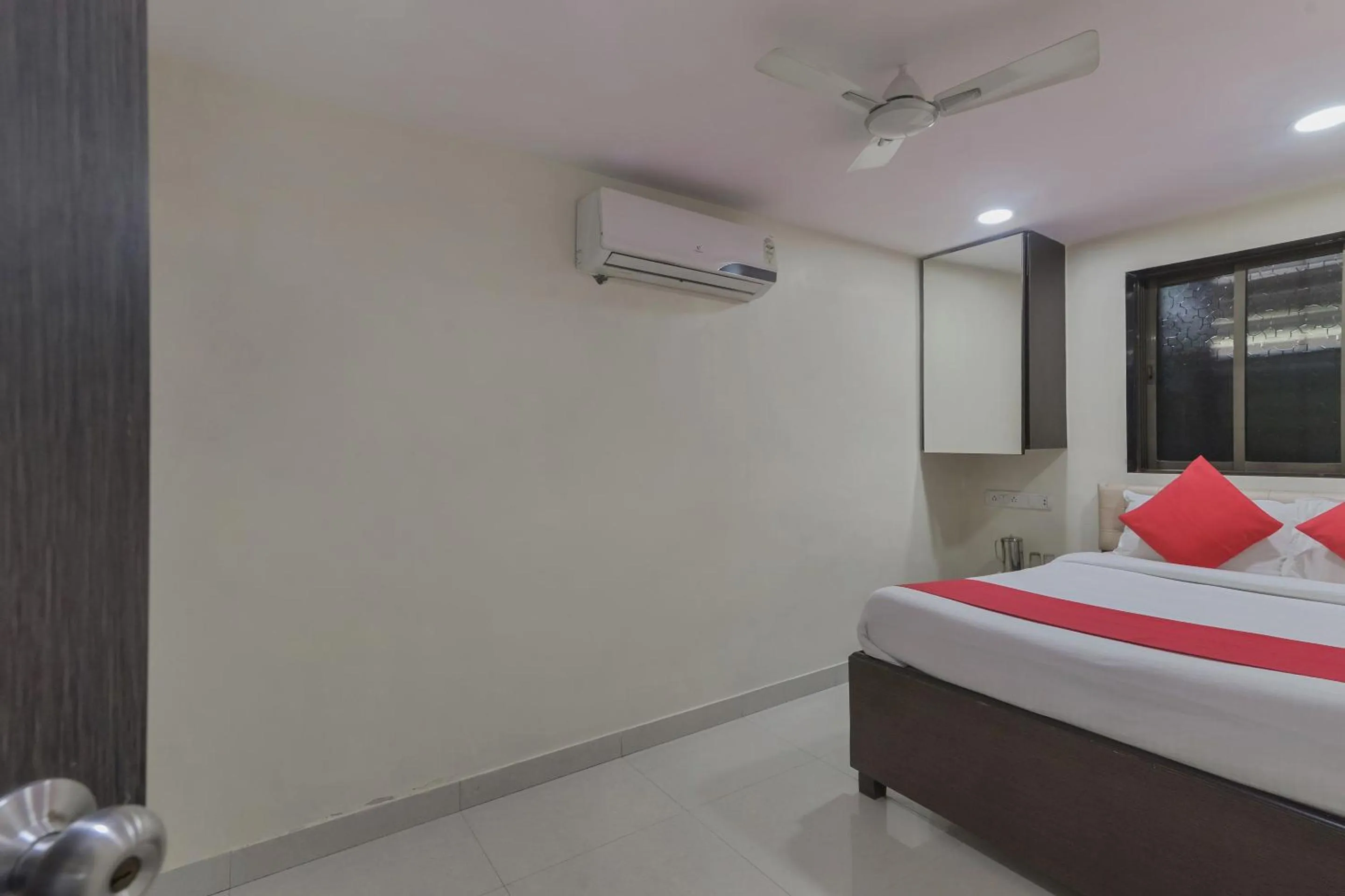 Bedroom in Hotel O Ak Palace Near Chhatrapati Shivaji International Airport