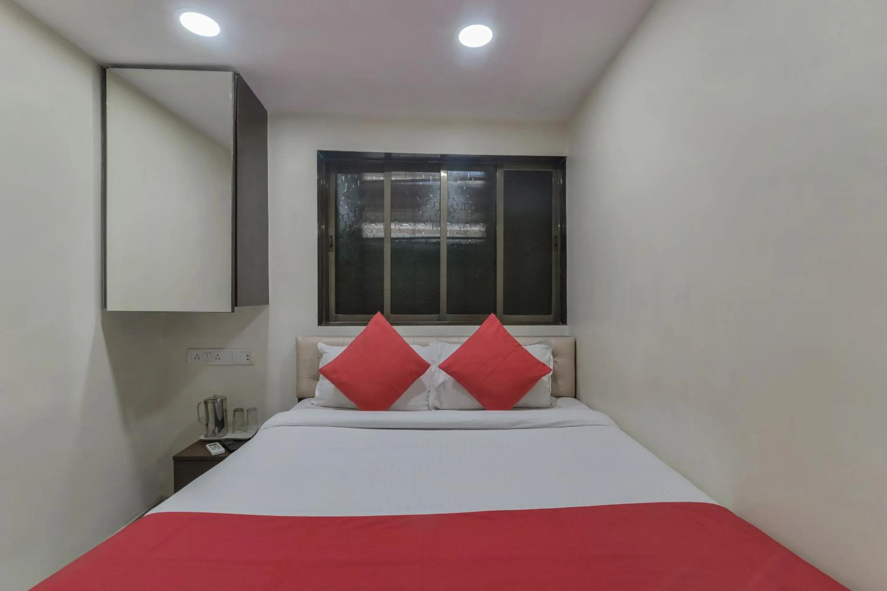 Bedroom in Hotel O Ak Palace Near Chhatrapati Shivaji International Airport