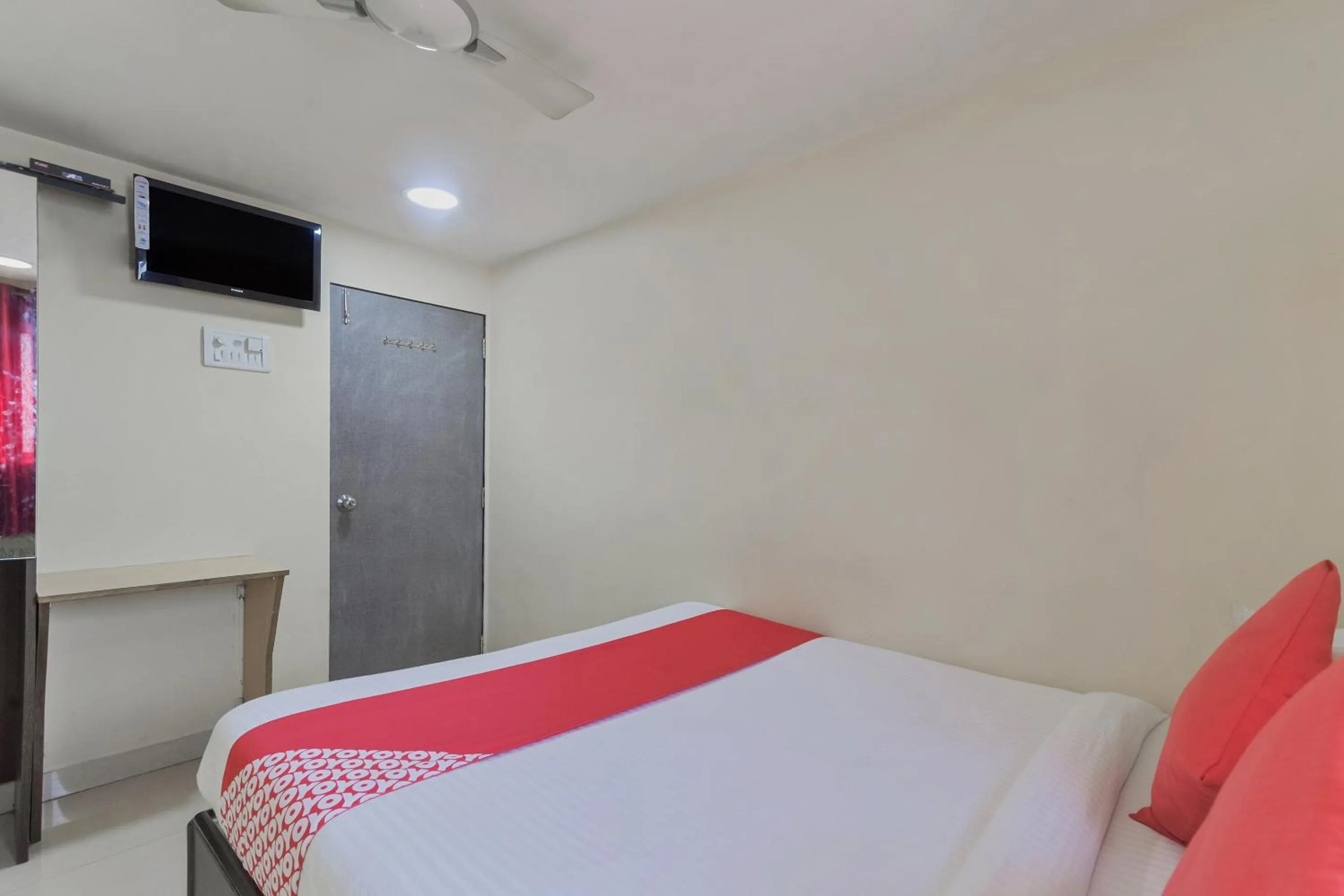 Bedroom in Hotel O Ak Palace Near Chhatrapati Shivaji International Airport