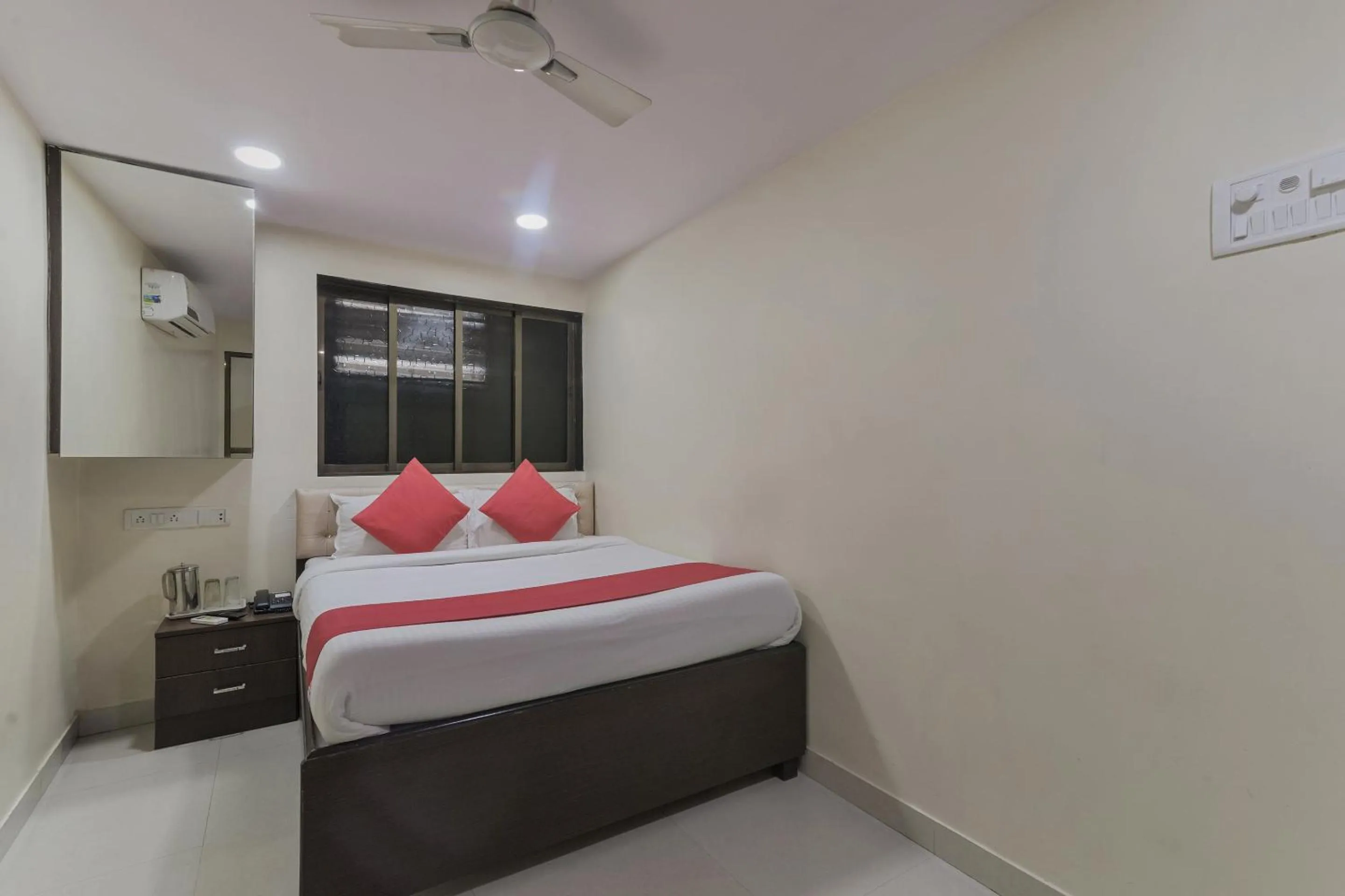 Bedroom in Hotel O Ak Palace Near Chhatrapati Shivaji International Airport