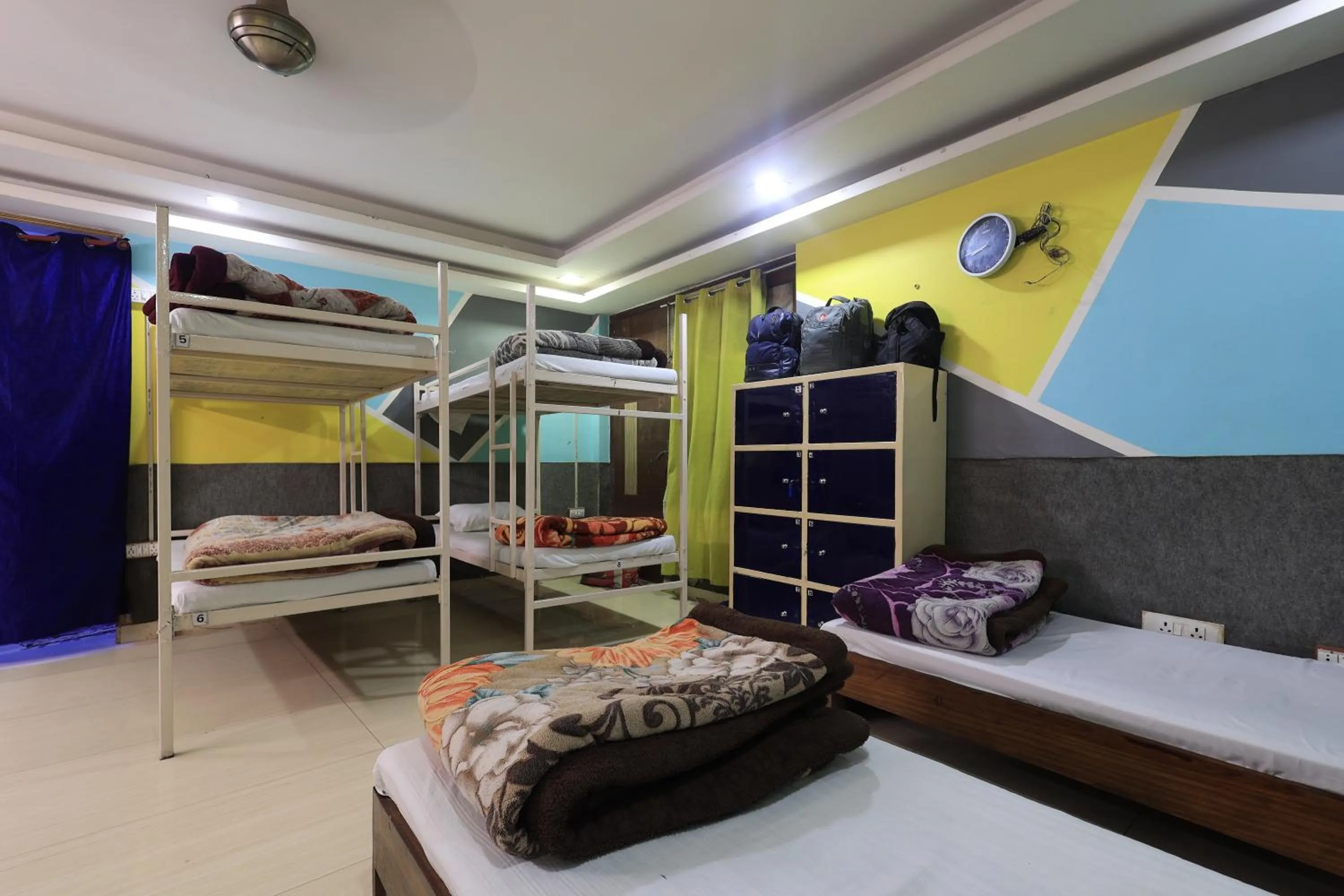 room service, Bed in AmigosIndia