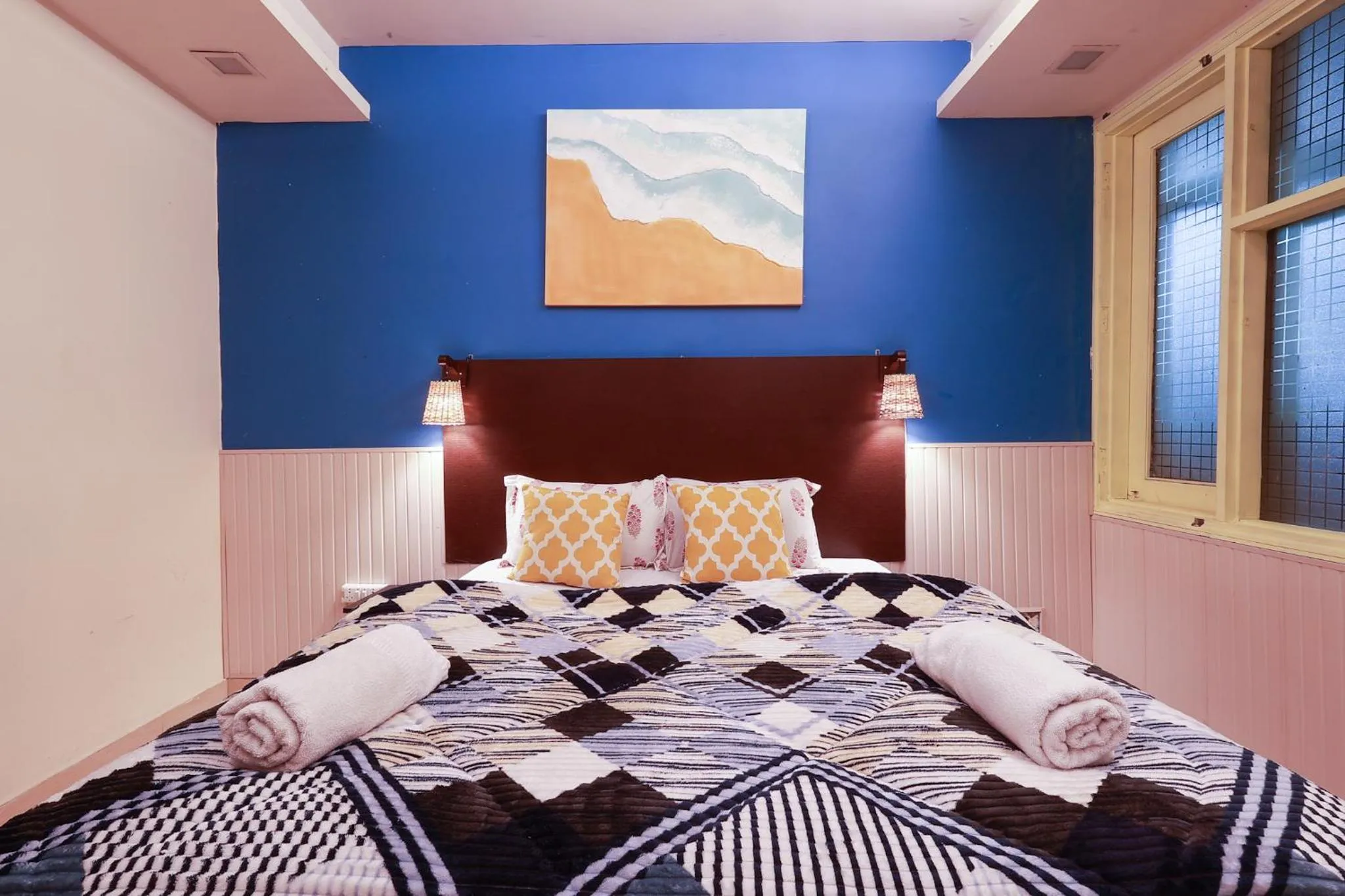 room service, Bed in AmigosIndia