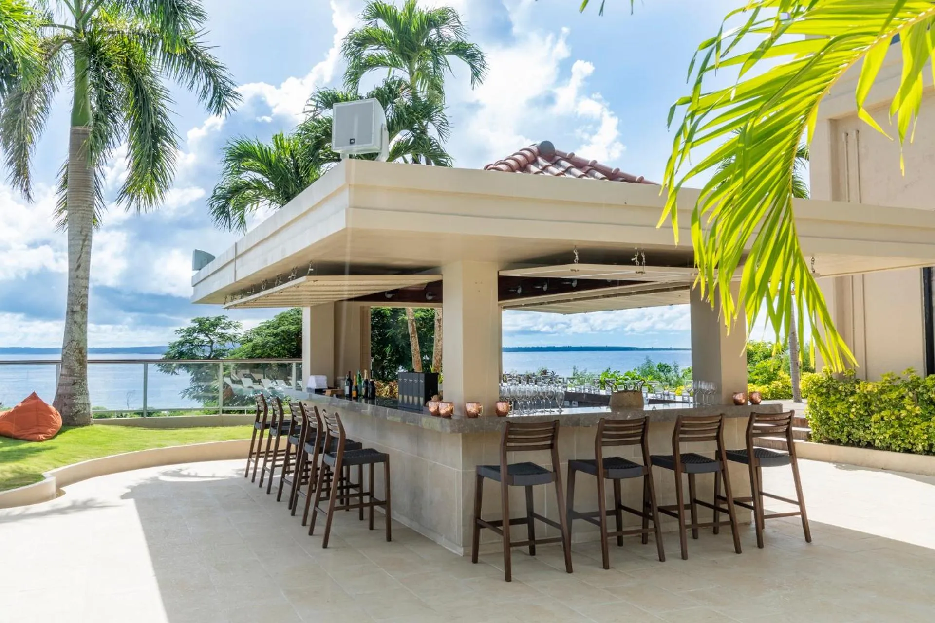 Lounge or bar in Coral Ocean Resort