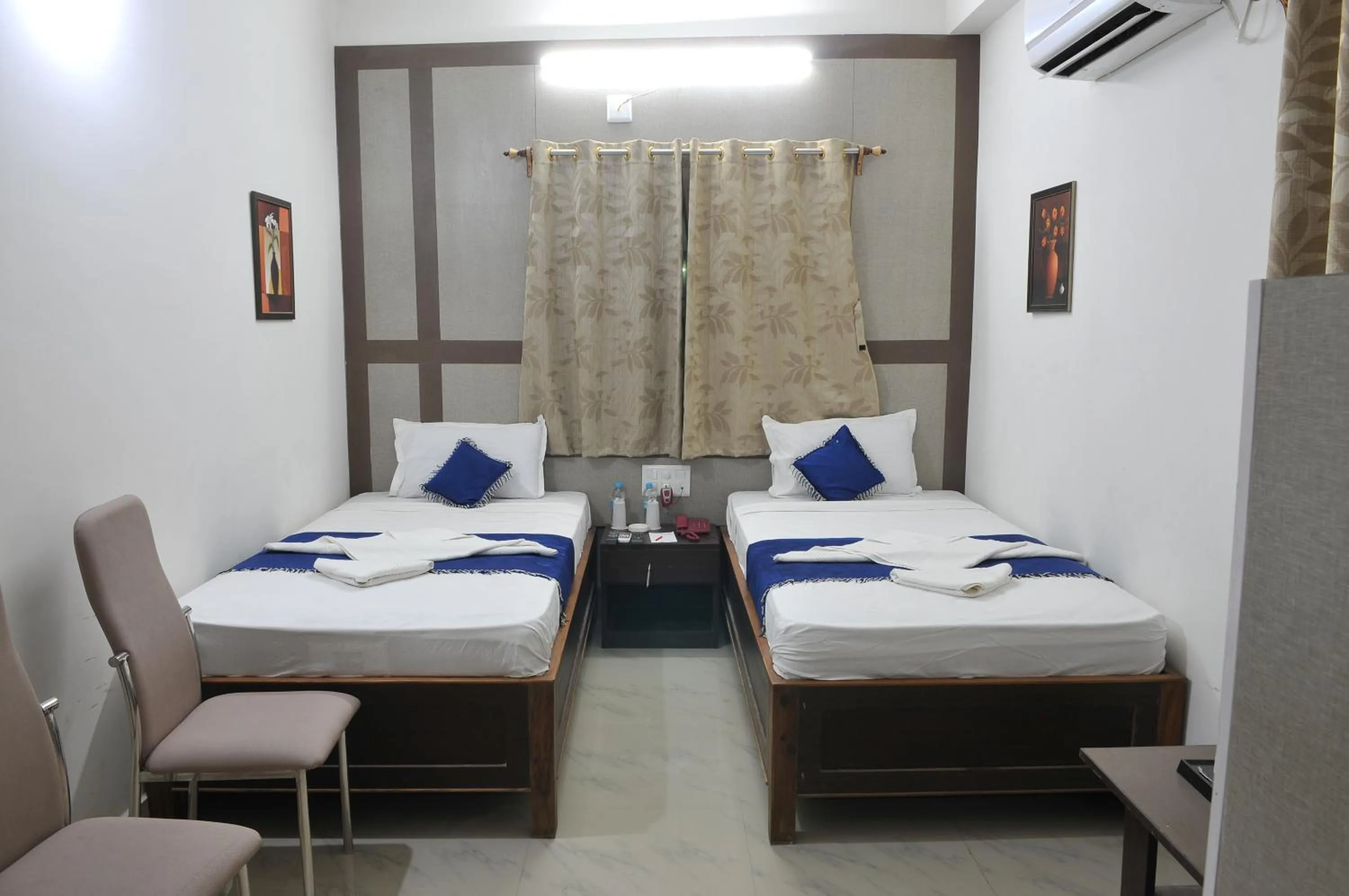 Shower, Bed in New Hotel Shiva