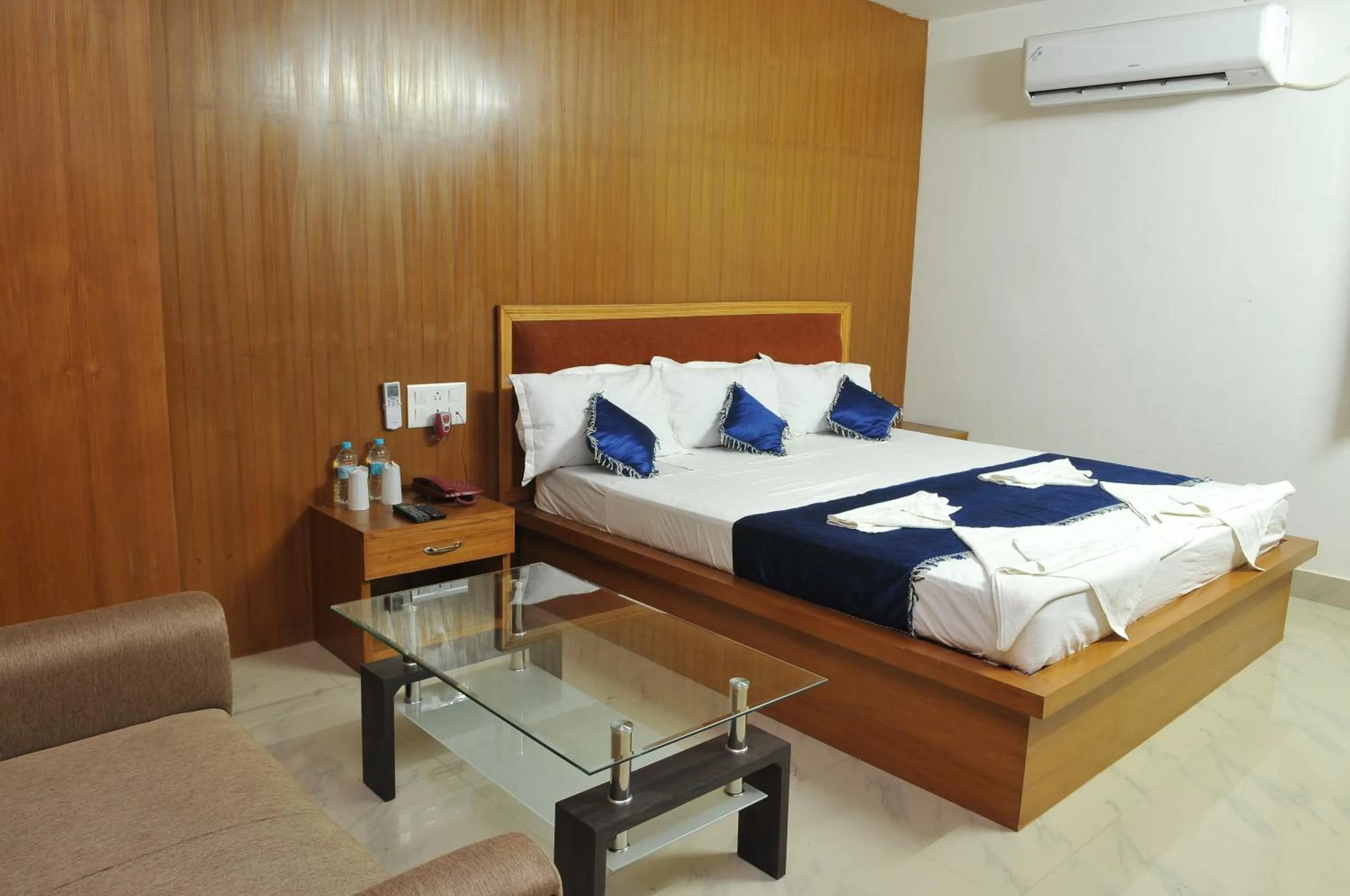 Toilet, Bed in New Hotel Shiva