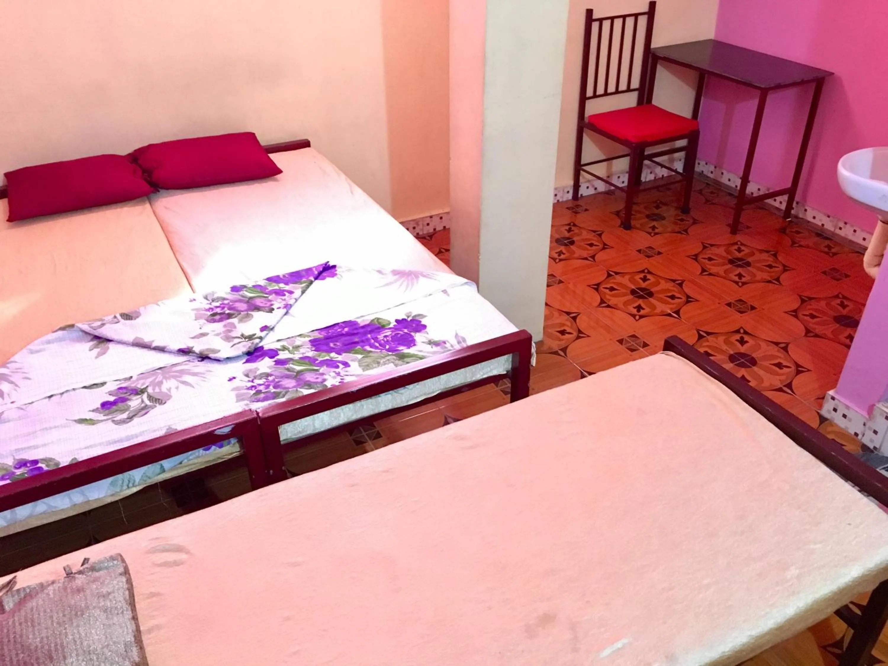 Photo of the whole room, Bed in Pleasant Inn