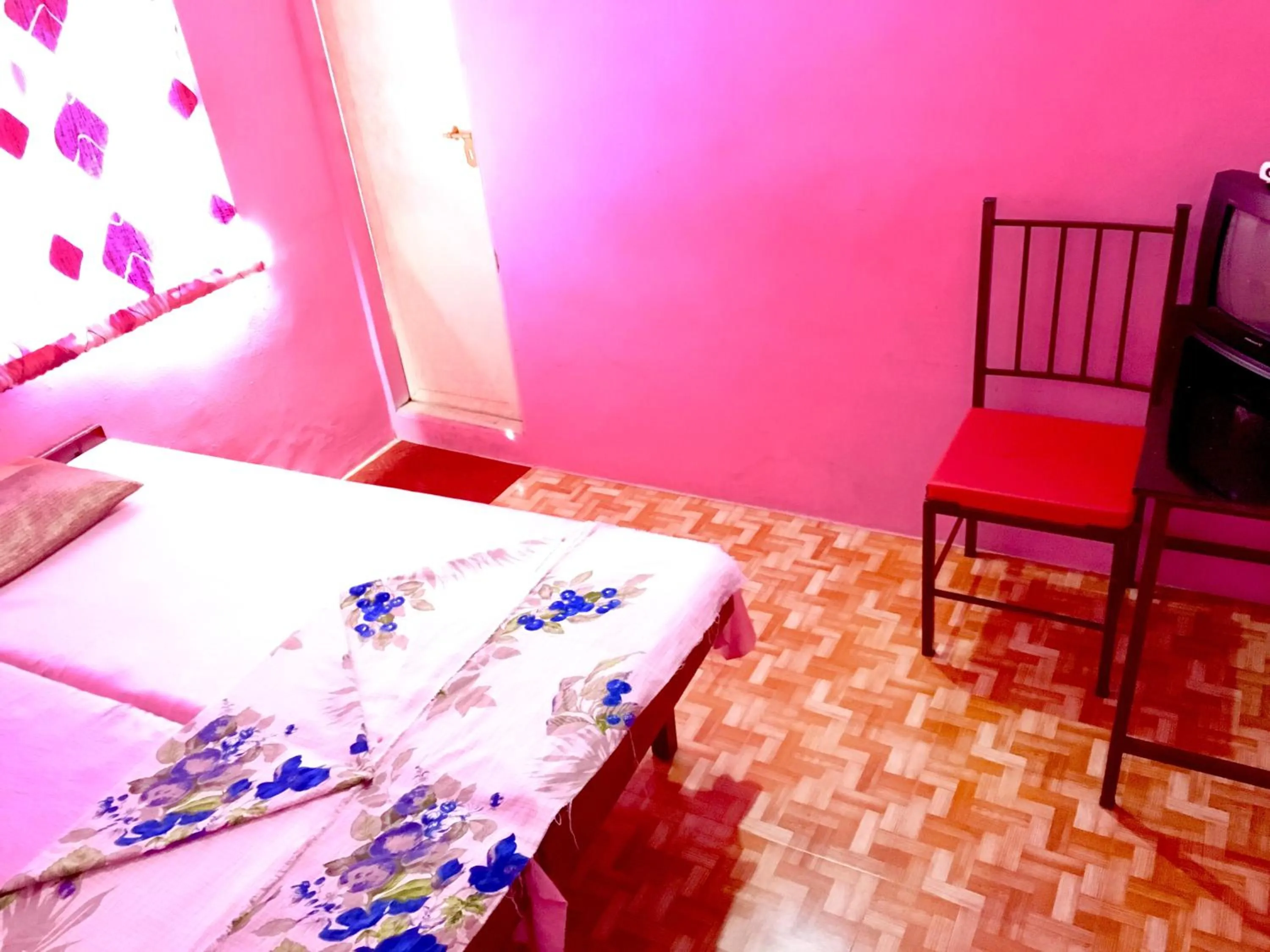 Photo of the whole room, Bed in Pleasant Inn