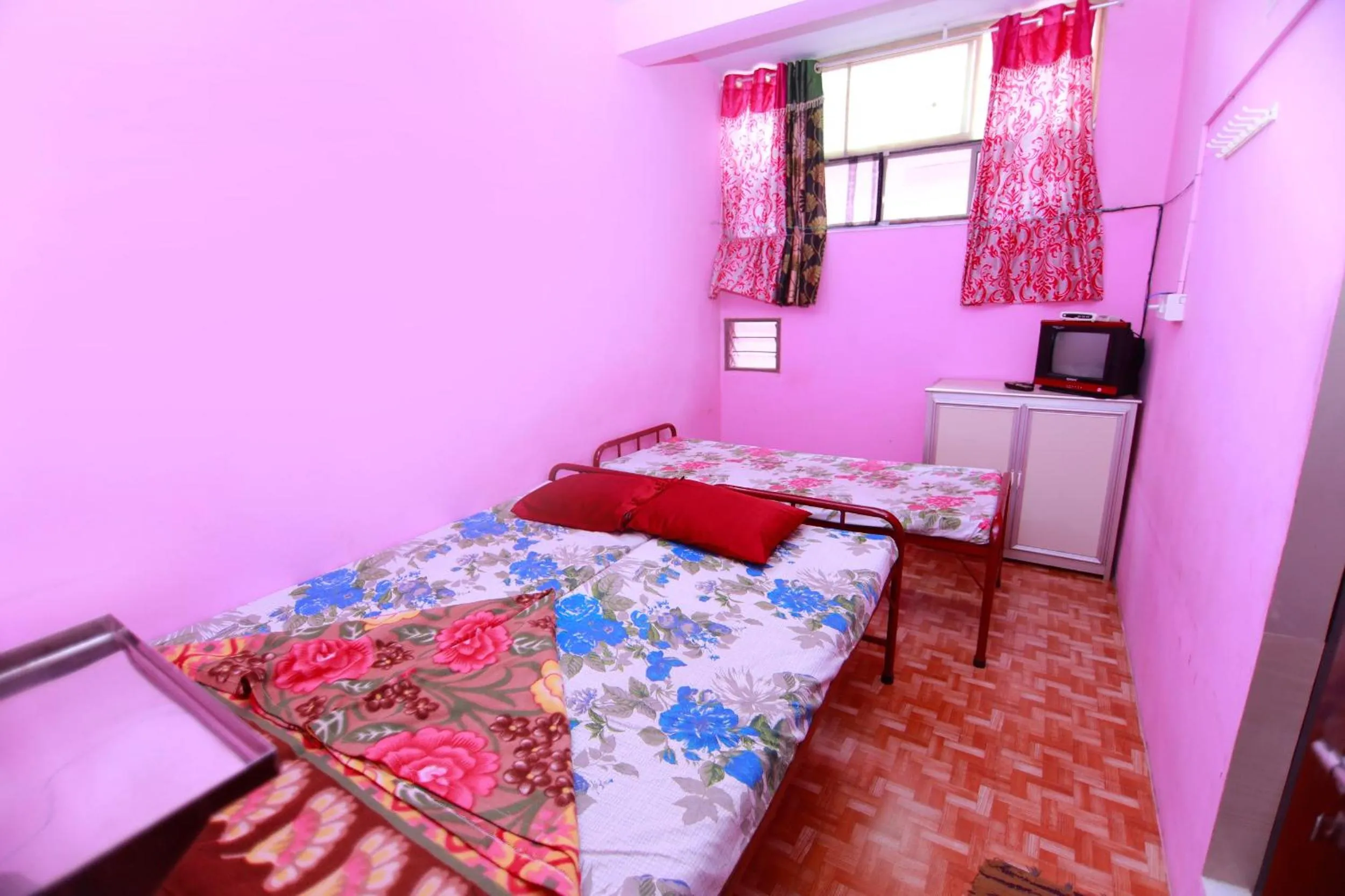 Photo of the whole room, Bed in Pleasant Inn