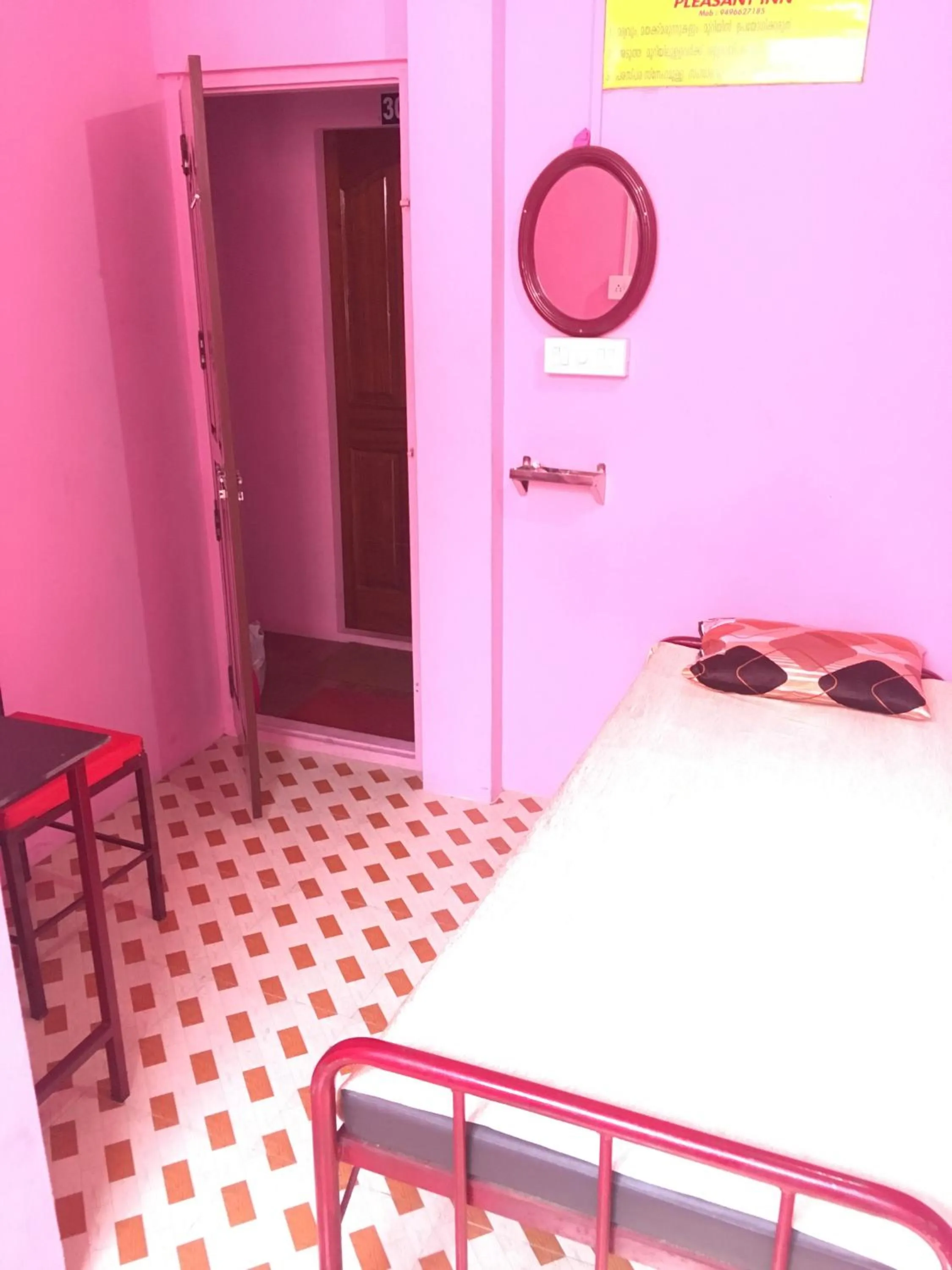 Photo of the whole room, Bed in Pleasant Inn