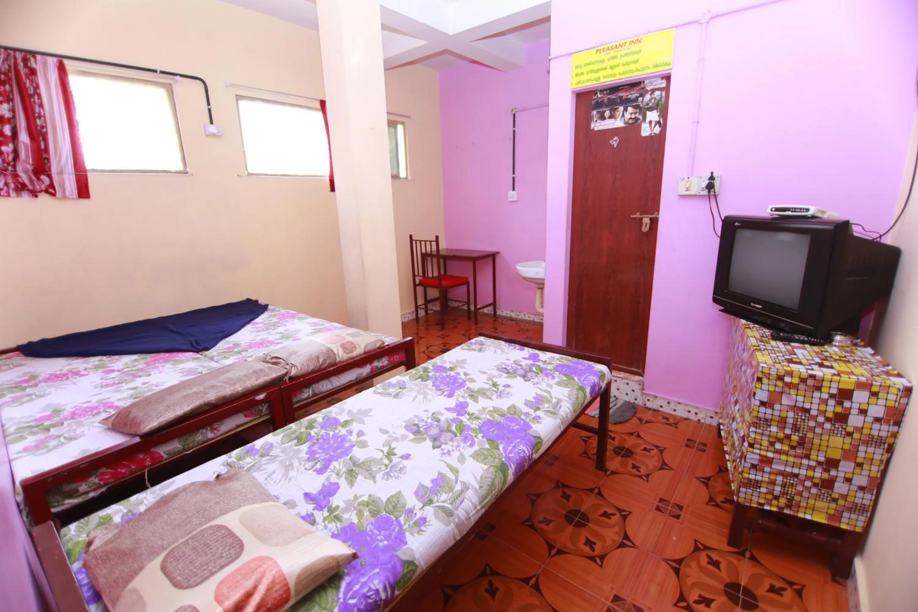 Photo of the whole room, Bed in Pleasant Inn