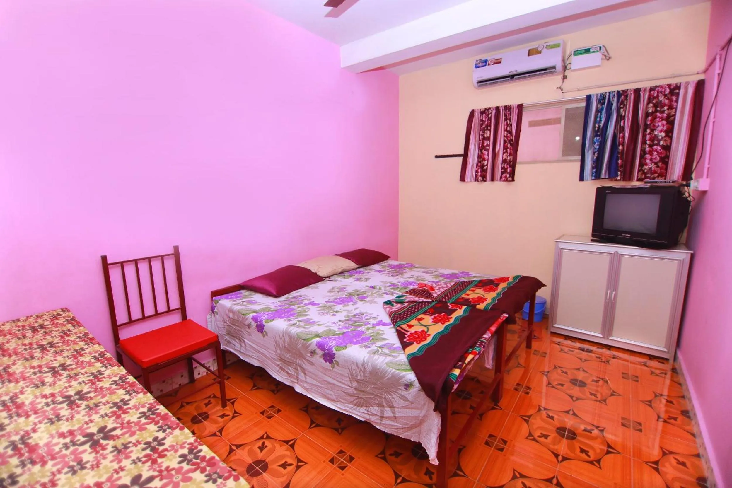 Photo of the whole room, Bed in Pleasant Inn