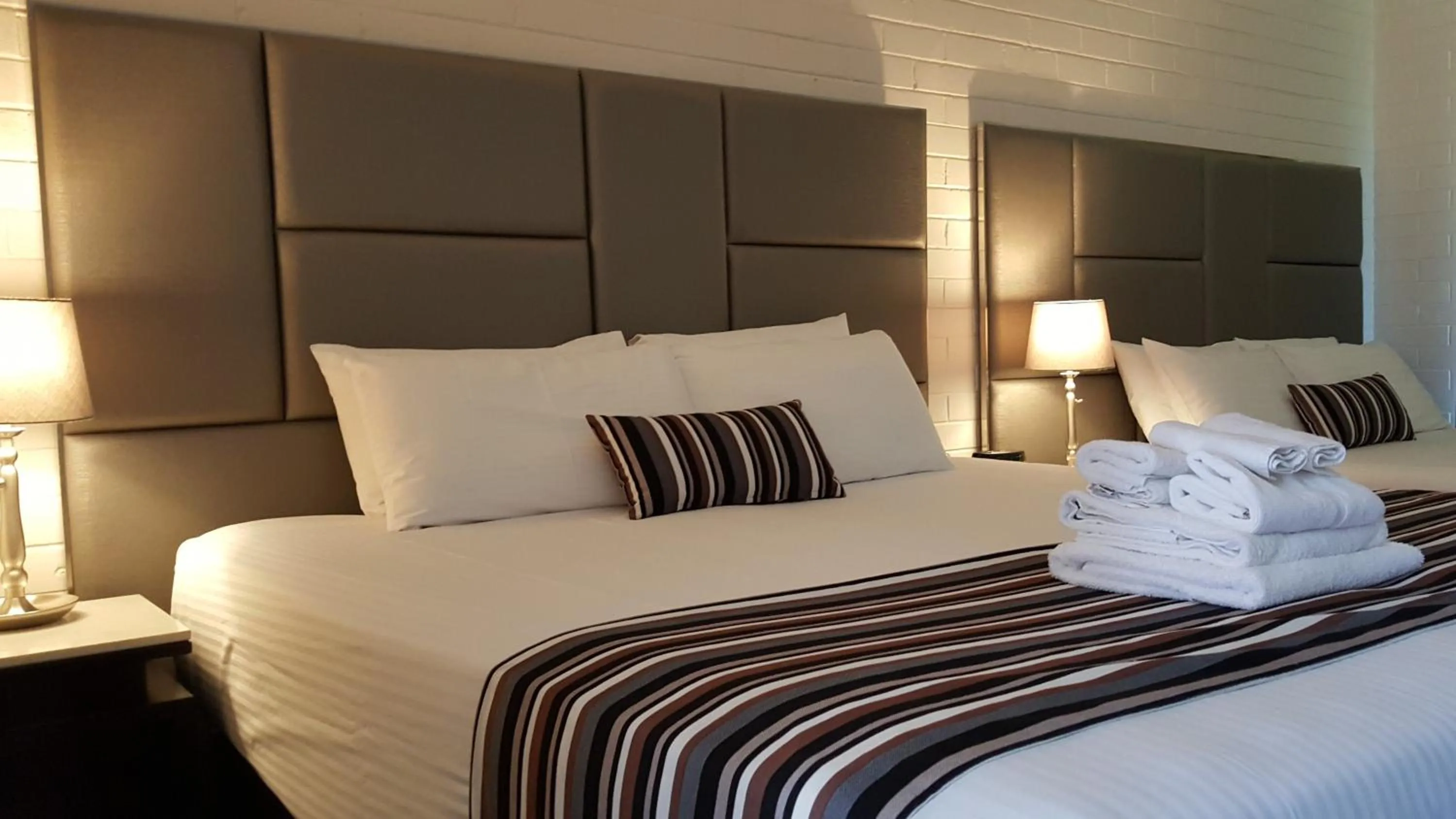 Bed in Hibiscus Lakeside Motel