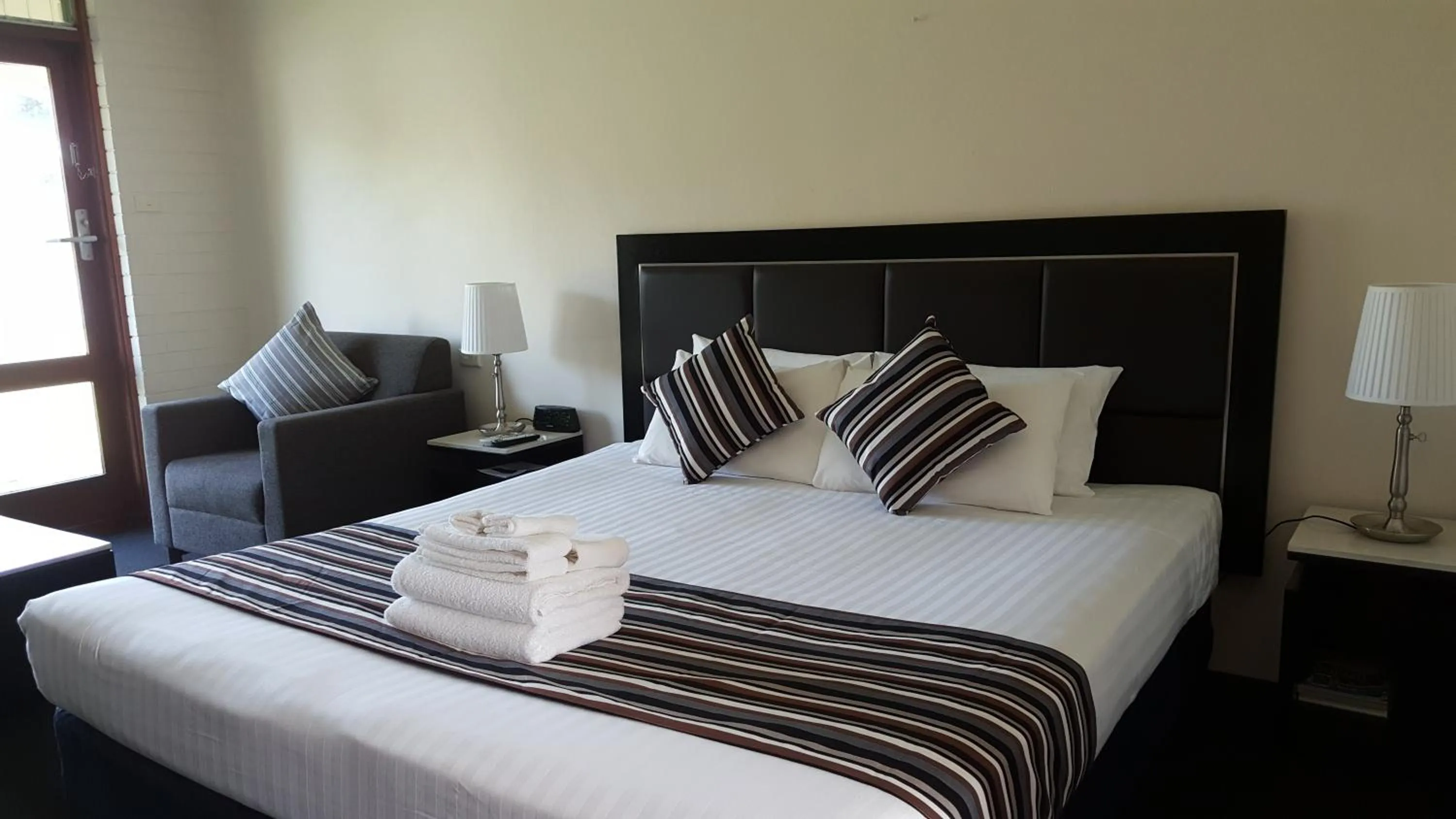 Bedroom, Bed in Hibiscus Lakeside Motel