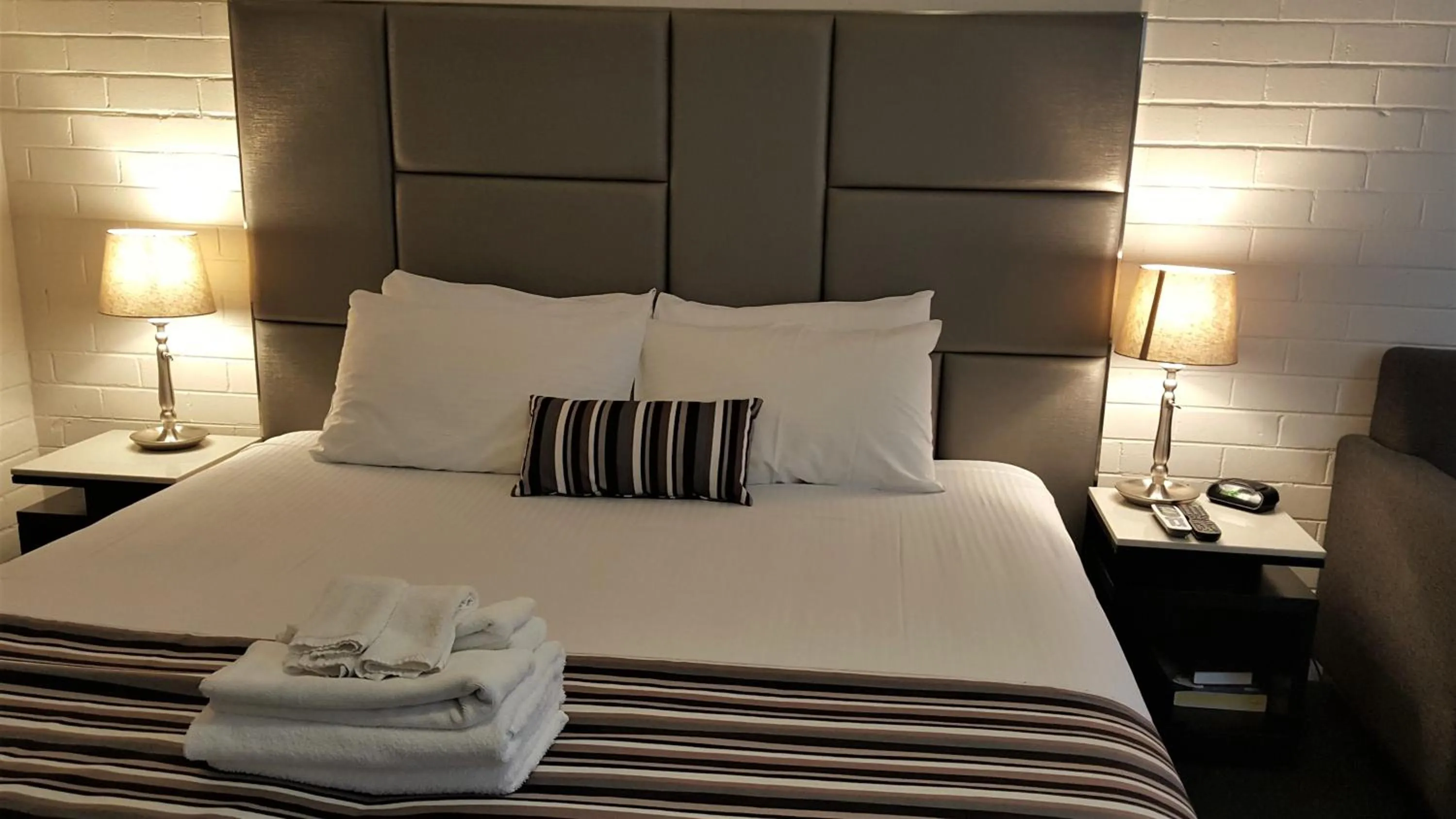 Bed in Hibiscus Lakeside Motel