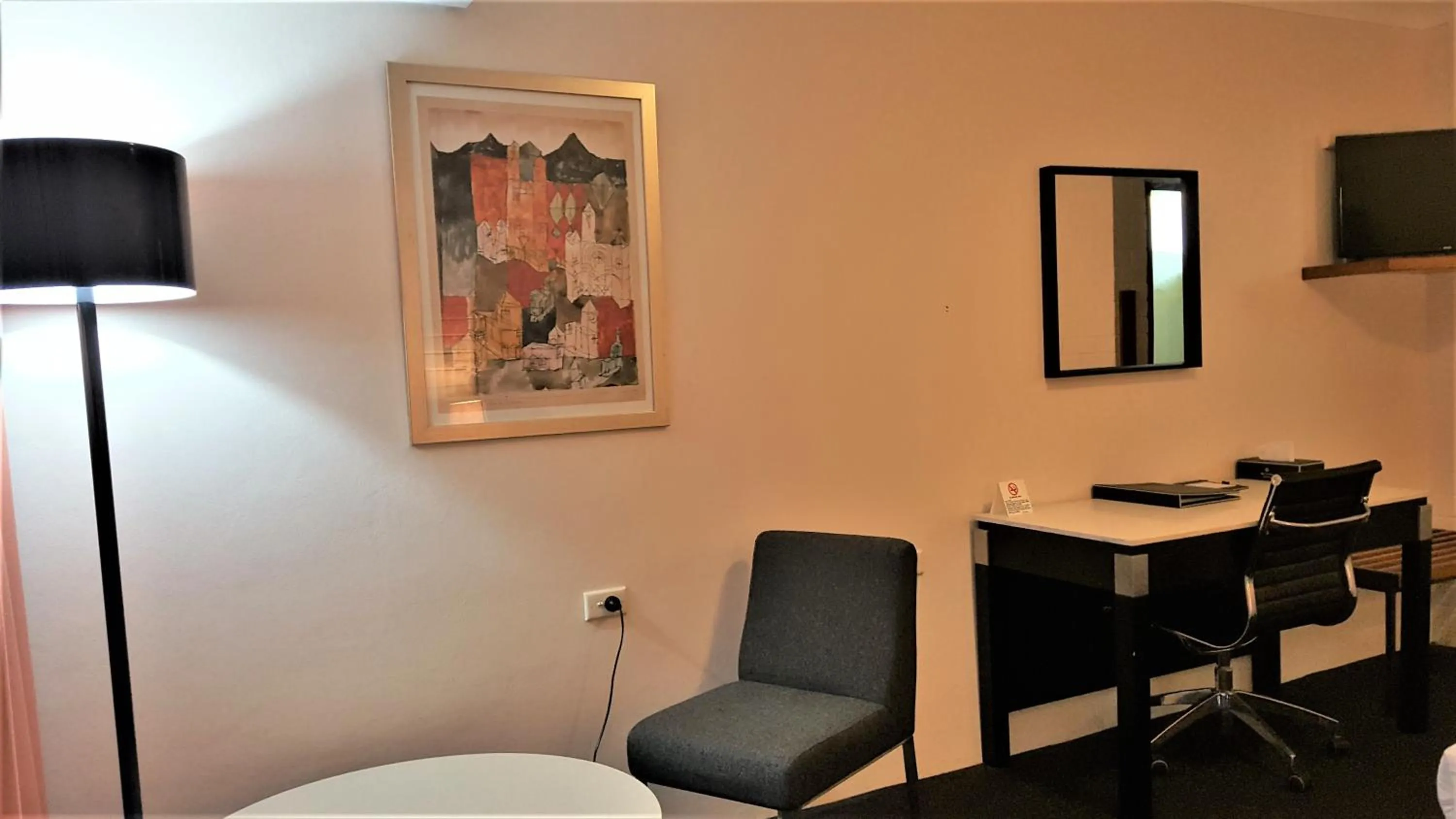 Seating area in Hibiscus Lakeside Motel